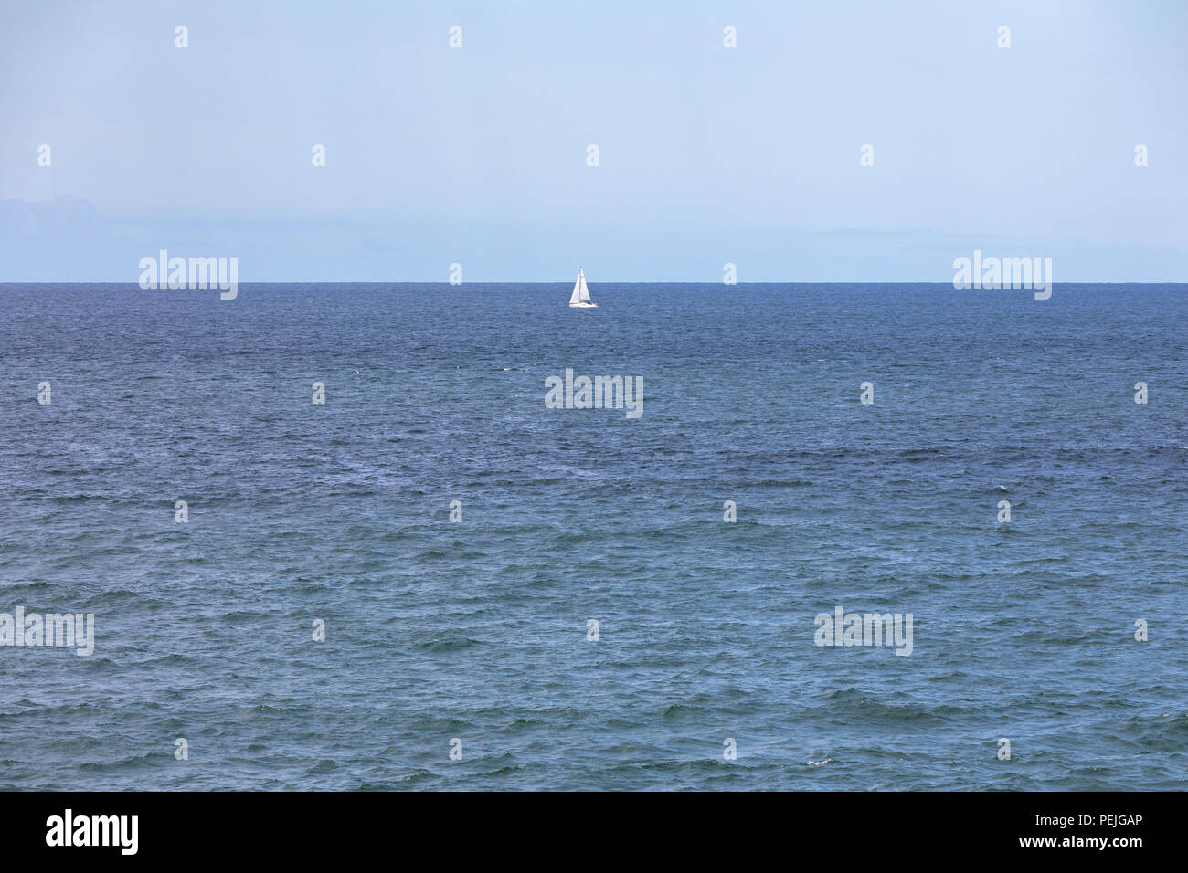 Blick auf den Atlantischen Ozean bei Portstewart, Co, Derry, Nordirland mit einer Yacht auf dem Horizont Stockfoto