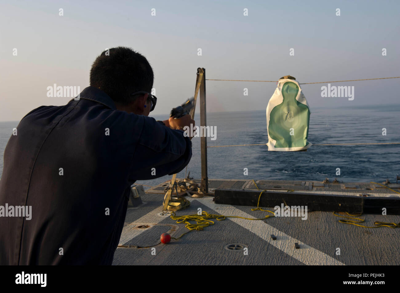 150831-N-KU 391-181 arabischen Golf, am Meer (Aug. 31, 2015) - Leiter der Gunner Mate Ben Doudna, von Cedar Rapids, Iowa, feuert eine 9-mm-Pistole während einer Live-fire re-Zertifizierung und Qualifizierung Übung auf dem Flugdeck an Bord der Arleigh-Burke-Klasse Lenkwaffen-zerstörer USS Winston S. Churchill (DDG81). USS Winston S. Churchill in den USA 5 Flotte Fläche von Aktionen im Rahmen der Unterstützung der Operation inhärenten Lösen, Streik und Theater Sicherheit Bemühungen um Zusammenarbeit in der Region bereitgestellt. (U.S. Marine Foto von Mass Communication Specialist 3. Klasse Josh Gaeta/Freigegeben) Stockfoto