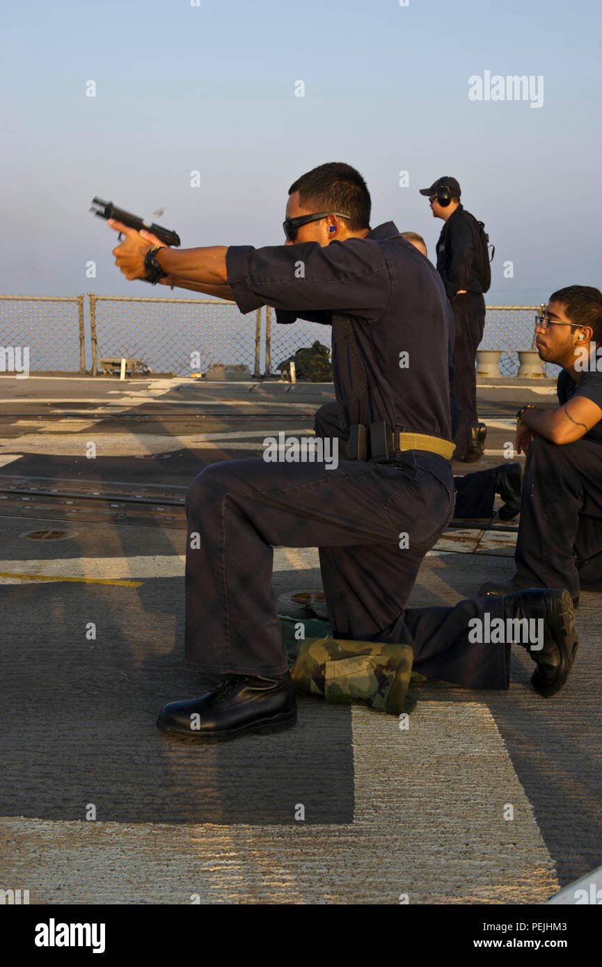 150831-N-KU 391-357 arabischen Golf, am Meer (Aug. 31, 2015) - Leiter der Gunner Mate Ben Doudna, von Cedar Rapids, Iowa, feuert eine 9-mm-Pistole während einer Live-fire re-Zertifizierung und Qualifizierung Übung auf dem Flugdeck an Bord der Arleigh-Burke-Klasse Lenkwaffen-zerstörer USS Winston S. Churchill (DDG81). USS Winston S. Churchill in den USA 5 Flotte Fläche von Aktionen im Rahmen der Unterstützung der Operation inhärenten Lösen, Streik und Theater Sicherheit Bemühungen um Zusammenarbeit in der Region bereitgestellt. (U.S. Marine Foto von Mass Communication Specialist 3. Klasse Josh Gaeta/Freigegeben) Stockfoto