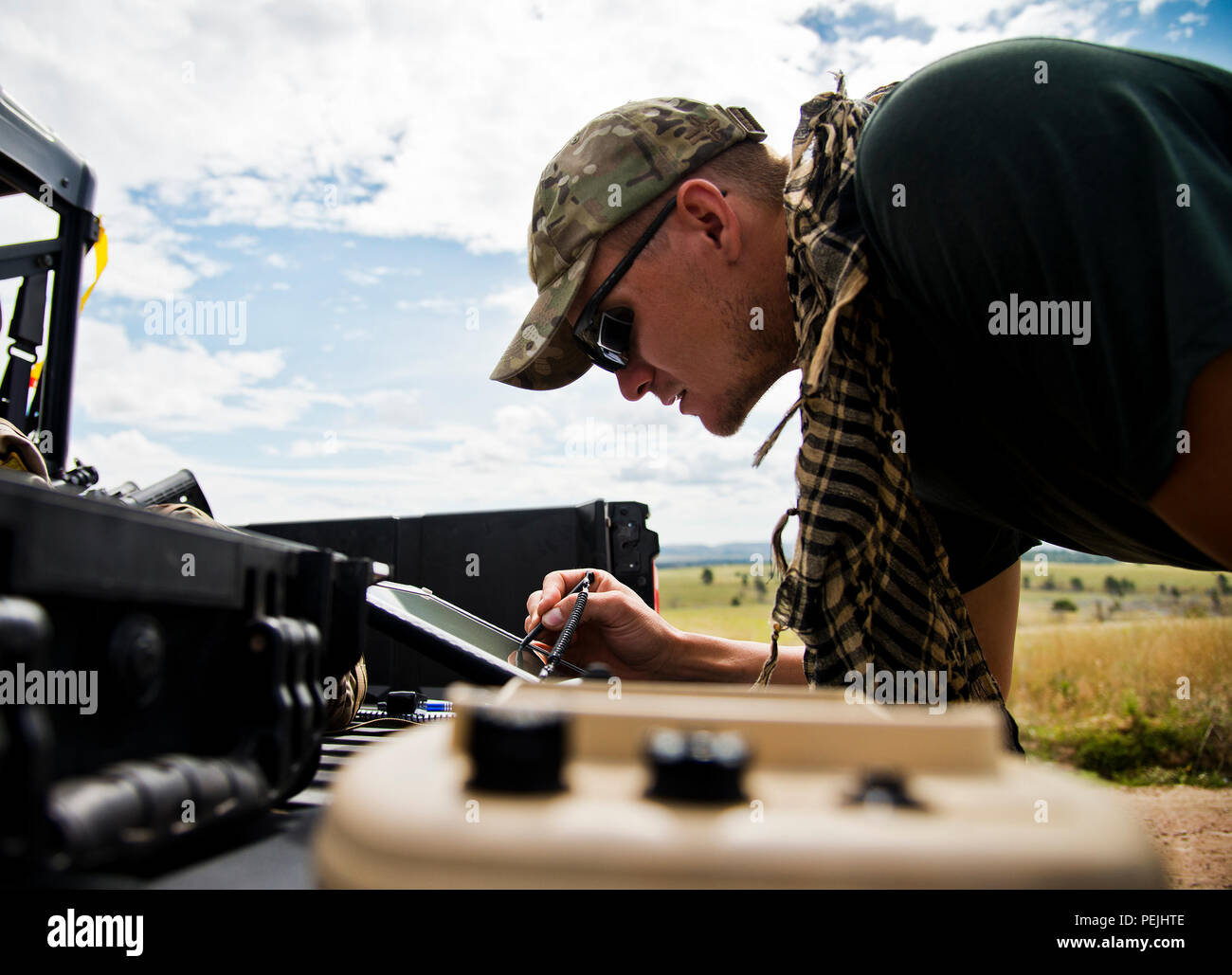 Staff Sgt. Leland Hastings, 919Th Special Operations Security Forces Squadron, überwacht die Raven-B, ein vier-durch-Fuß vier Unmanned Aerial Systems, durch einen Laptop im Camp Guernsey, Wyo. 12.08.4. Die 919Th SOSFS brachte die UAS seine Fähigkeiten anderen Sicherheitskräfte Einheiten in einem großen Feld Training am Lager beteiligt zu demonstrieren. Der Rabe-B hat die Möglichkeit, Fotos, Videos, Tag oder Nacht, und selbst bestimmen Standorte über ein IR-Laser. Es bietet auch Koordinaten, magnetische Azimute, und lineare Entfernungen Erstellen einer Vogelperspektive zu topographische Karte. (U.S. Air Fo Stockfoto