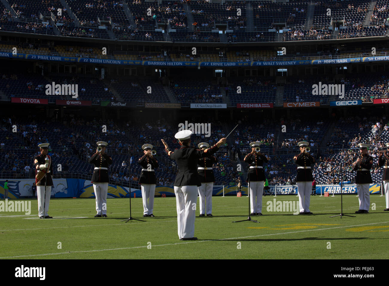 Marines mit der 3. Marine Flugzeugflügel Band eine musikalische Auswahl vor dem Spiel zwischen den San Diego Chargers und die Seattle Seahawks an Ladegeräte Stadion, San Diego, 12.08.29. Marines vom Marine Corps Air Station Miramar, Calif., in der das Spiel Eröffnungsfeier teil. (U.S. Marine Corps Foto von Sgt. Lillian Stephens/Freigegeben) Stockfoto