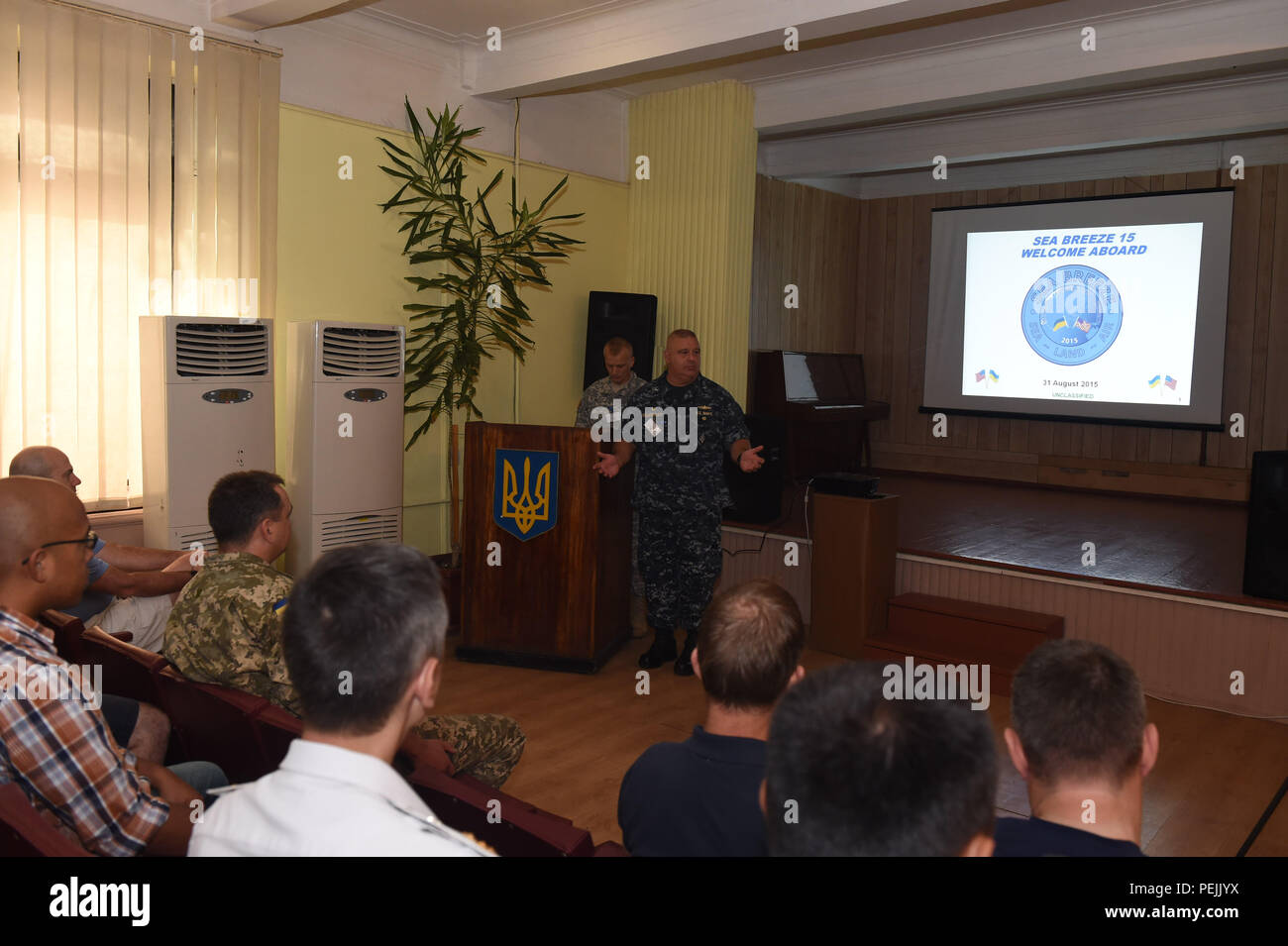 150831-N-FQ 994-006 Odessa, Ukraine (Aug. 31, 2015) U.S. Navy Destroyer Squadron 60 Commodore, Kapitän Richard Dromerhauser bietet Erläuterungen während der Sea Breeze Einführung 2015 Kurze 12.08.31. Sea Breeze ist eine Luft-, Land- und Seeverkehr Übung entwickelt, Sicherheit im Seeverkehr, die Sicherheit und Stabilität in das Schwarze Meer zu verbessern. (U.S. Marine Foto von Mass Communication Specialist 3. Klasse Robert S. Preis/Freigegeben) Stockfoto