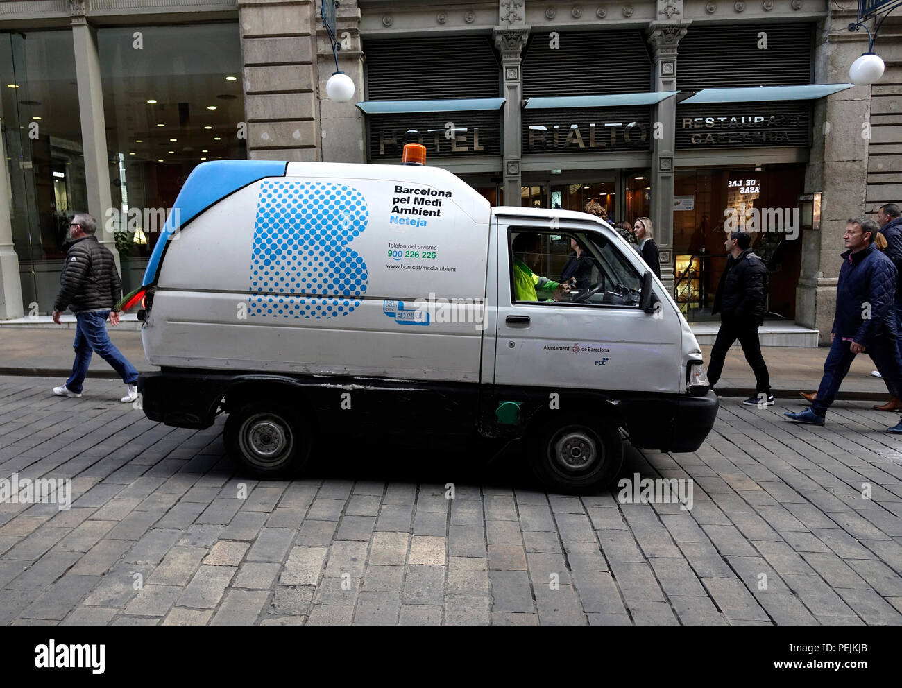 Barcelona Stadtverwaltung Kleine Wartung Van Elektrofahrzeug in der Altstadt von Barcelona, das Gotische Viertel Stockfoto