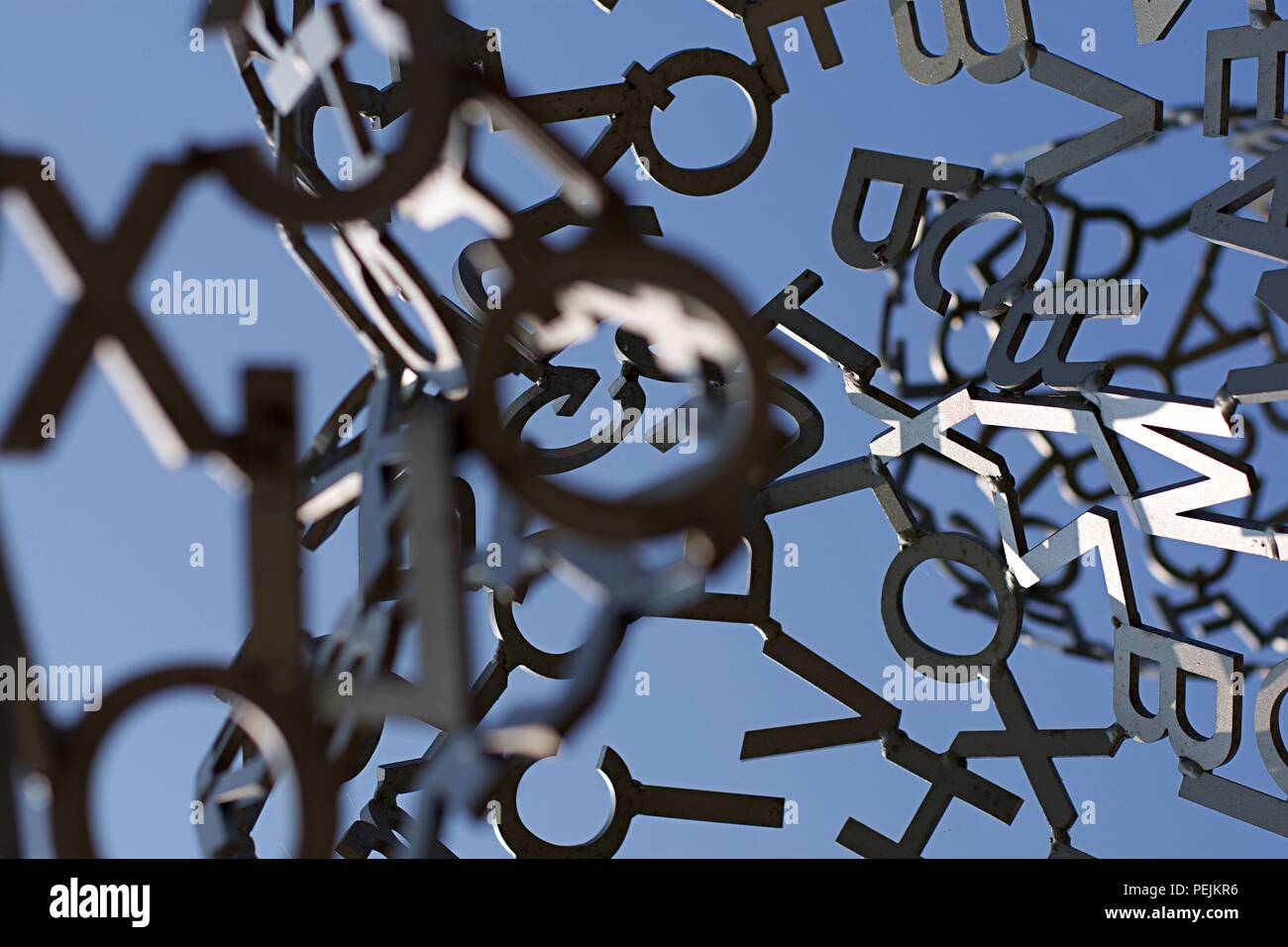 Abstrakte Buchstaben Statue in Milwaukee, Wisconsin Stockfoto