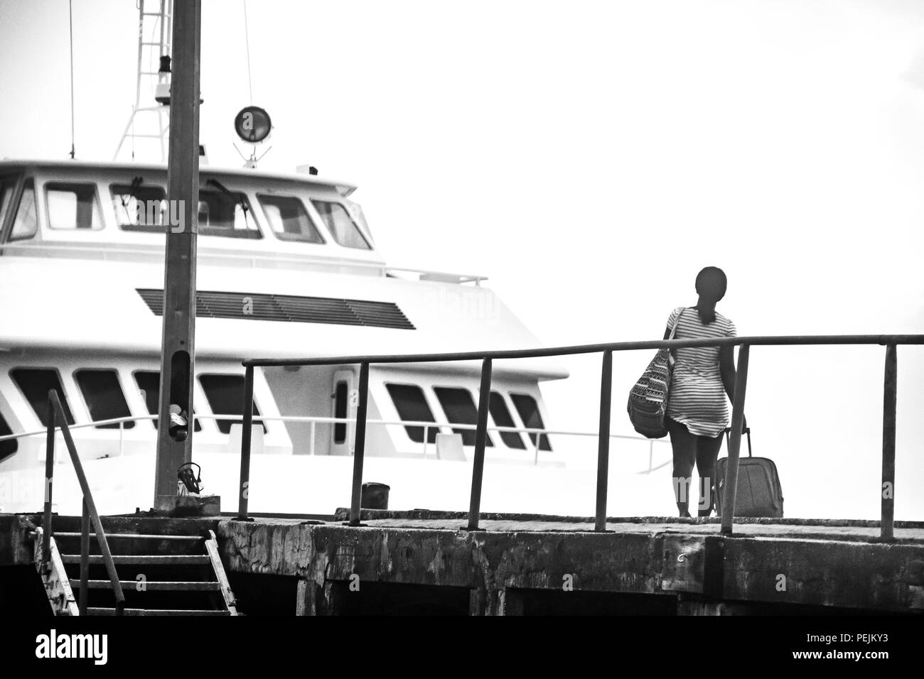 Eine Frau Vorbereitung auf einem Boot auf der Insel Carriacou zu verlassen. Stockfoto