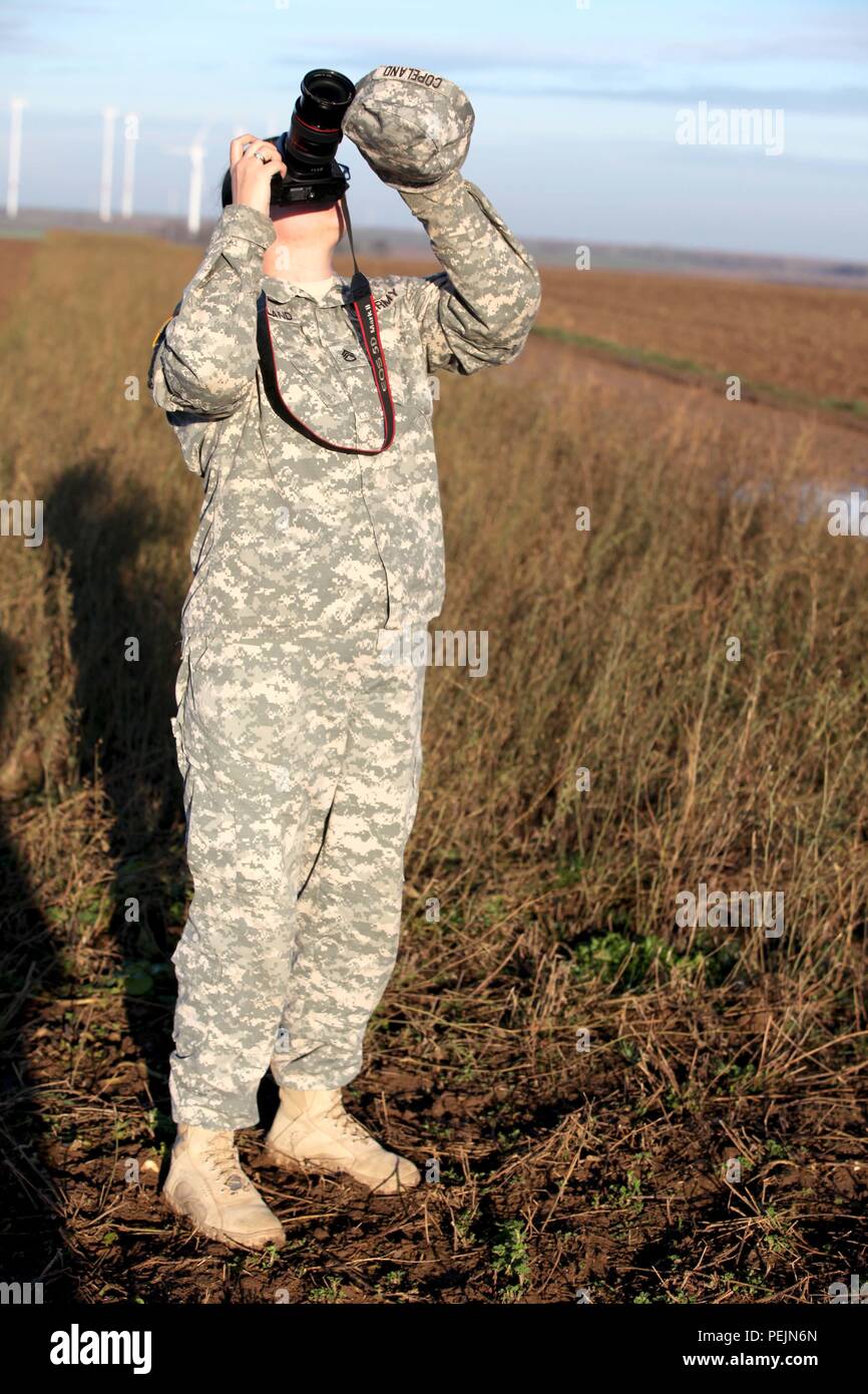 Staff Sgt. Rachel Copeland, der 982Nd bekämpfen Kamera Firma Airborne, Dokumente Fallschirmjäger in Alzey Drop Zone, Deutschland, am 7. Dezember 2015. Copeland ist es, den Teilnehmenden in Betrieb Spielzeug Fallen, das enge Beziehungen mit befreundeten Staaten zu gewährleisten und die Zerstreuten Währung von Jump Status aufrecht zu erhalten. (Spc. Joshua Lowery/Freigegeben) Stockfoto