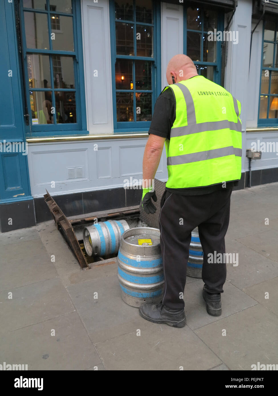 Bier Lieferung an einem Londoner Pub Stockfoto