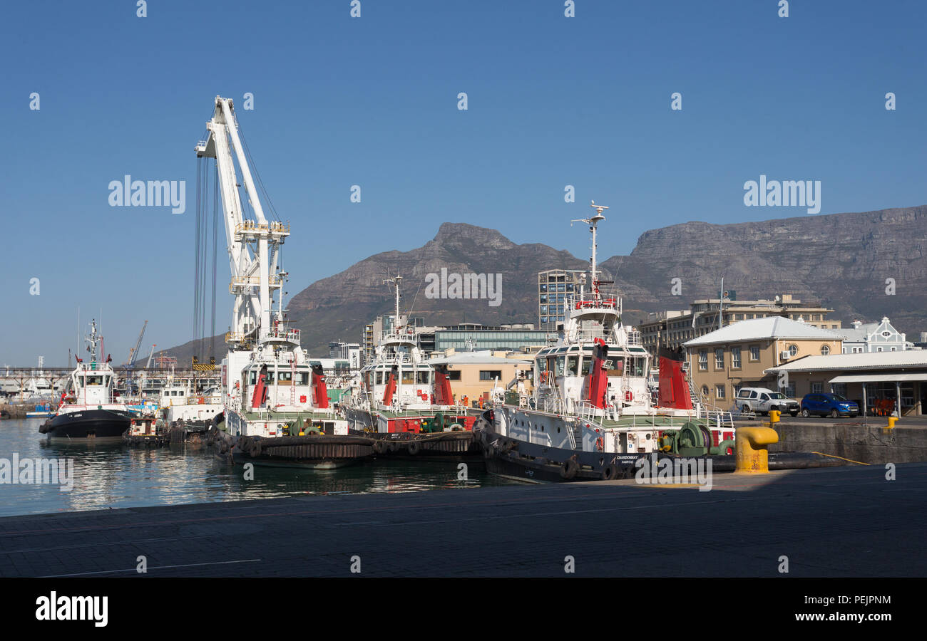 Günstig Schlepper und Kran im Hafen oder Hafen Hafen von Kapstadt und im Hintergrund Blick auf Devils Peak und Tafelberg Südafrika Stockfoto