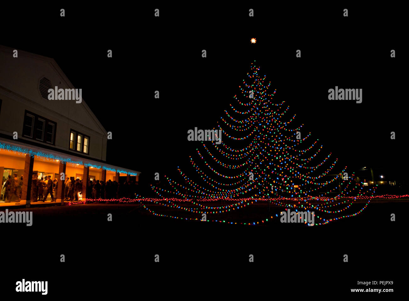 Die Mitarbeiter und Studenten des Marine Corps Combat Service Support Schulen (MCCSSS) machen sich auf den Weg in die Turnhalle für Festlichkeiten nach der MCCSSS Baum Beleuchtung Zeremonie an Bord Camp Johnson, N.C., Dez. 3, 2015 statt. In den Dienst derer, die in der Vergangenheit, der Gegenwart und der Zukunft zu ehren, und die Weihnachtszeit zu feiern, MCCSSS durchgeführt, um die jährlichen Beleuchtung der Weihnachtsbaum. (U.S. Marine Corps Combat Kamera Foto von Cpl. Laura Mercado/freigegeben) Stockfoto