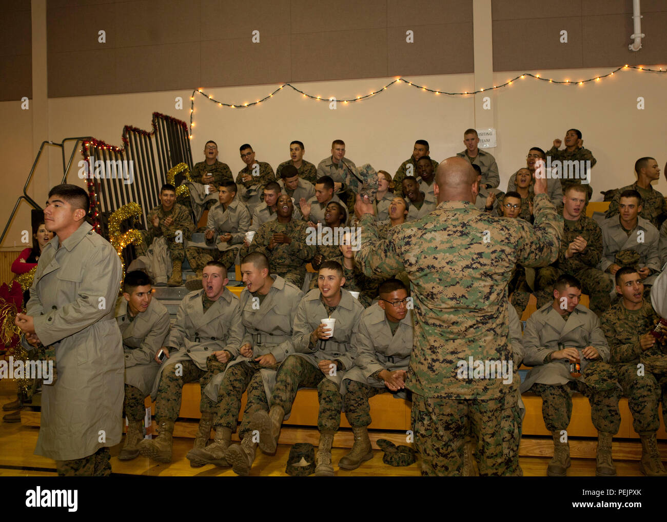 Studenten der Marine Corps Combat Service Support Schulen (MCCSSS) singen Weihnachtslieder während des MCCSSS Baum Beleuchtung Zeremonie an Bord Camp Johnson, N.C., Dez. 3, 2015 statt. In den Dienst derer, die in der Vergangenheit, der Gegenwart und der Zukunft zu ehren, und die Weihnachtszeit zu feiern, MCCSSS durchgeführt, um die jährlichen Beleuchtung der Weihnachtsbaum. (U.S. Marine Corps Combat Kamera Foto von Cpl. Laura Mercado/freigegeben) Stockfoto