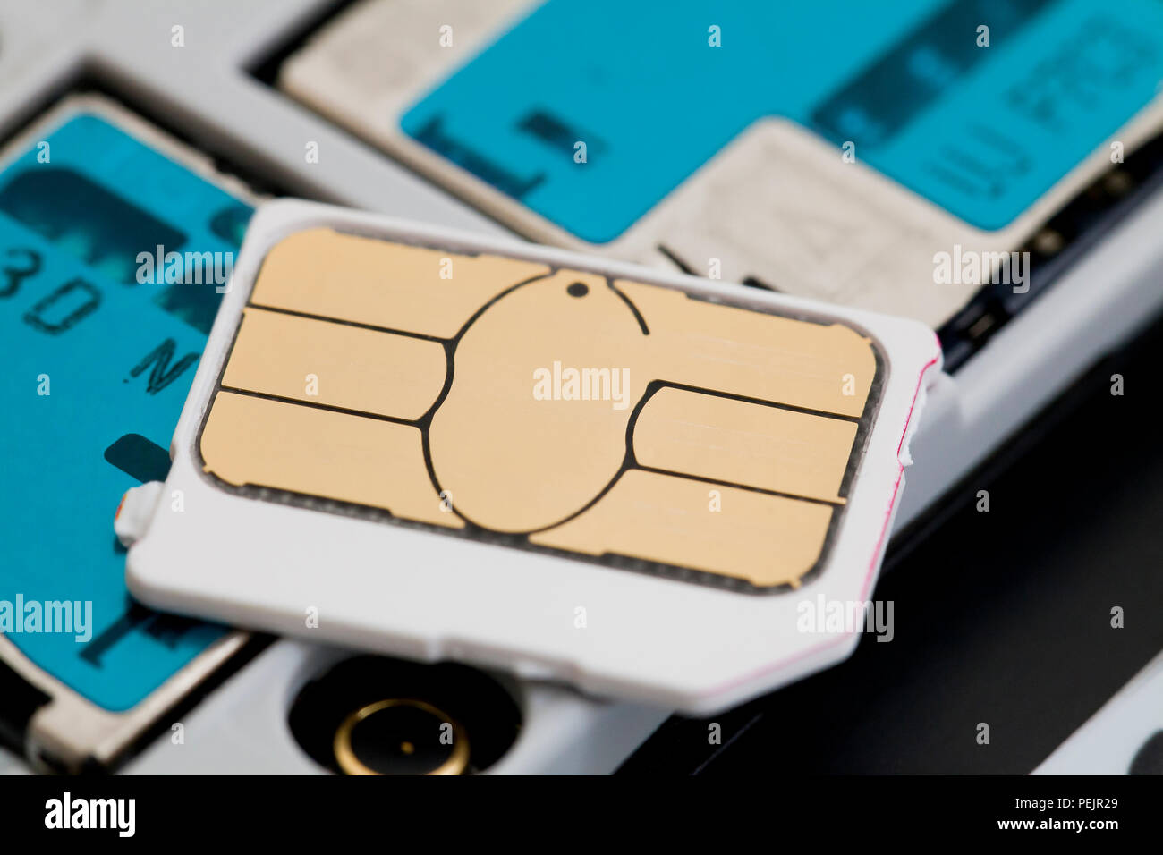 SIM-Karte entfernt von smart phone - USA Stockfoto