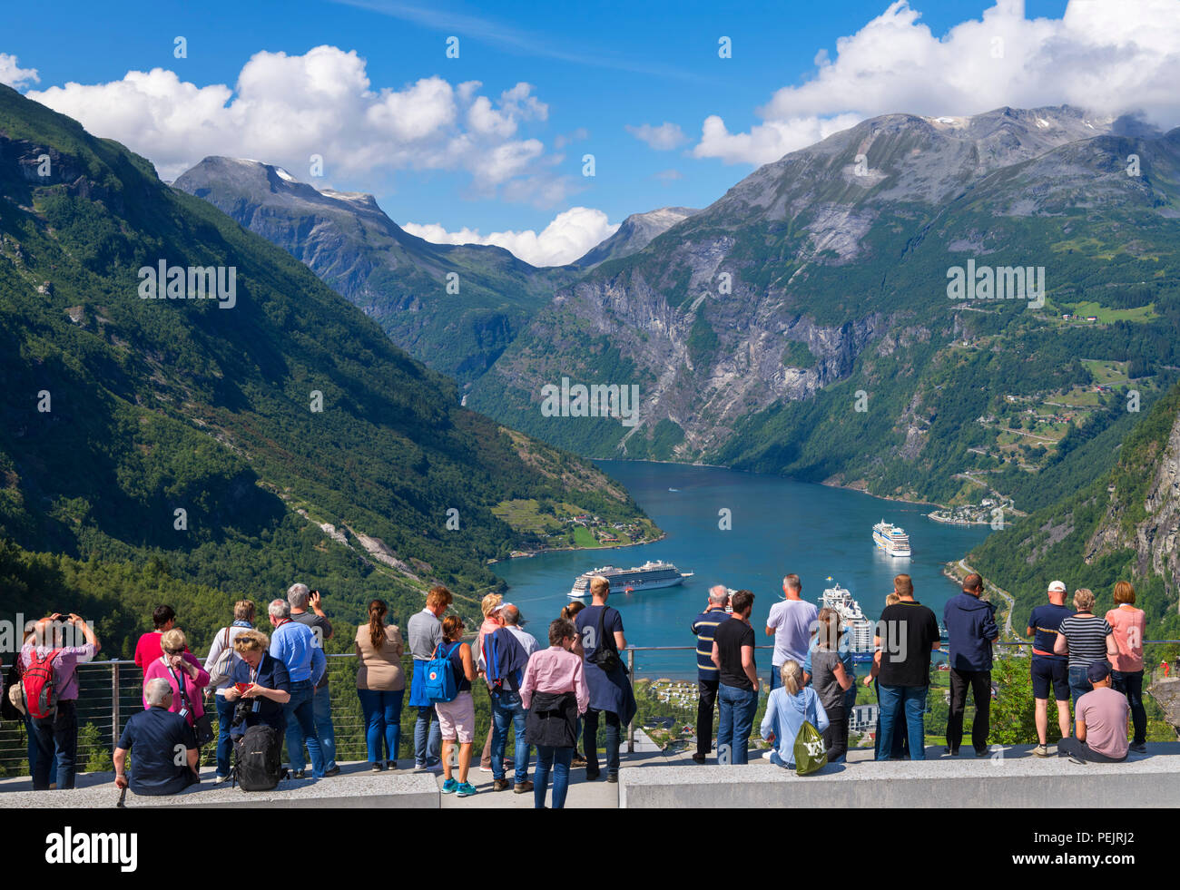 Geiranger Norwegen Touristen Am Aussichtspunkt Mit Blick Auf Die Stadt Von Geiranger Und Geirangerfjord Norwegen Stockfotografie Alamy