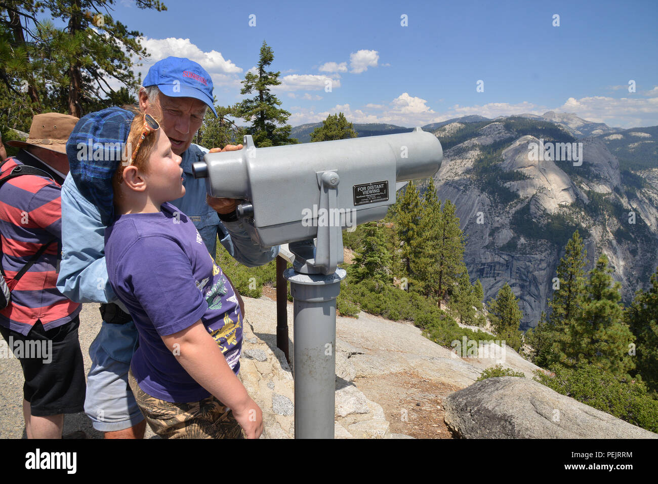 Ein Tourist einen genaueren Blick auf den Half Dome im Yosemite National Park, Kalifornien, USA Stockfoto