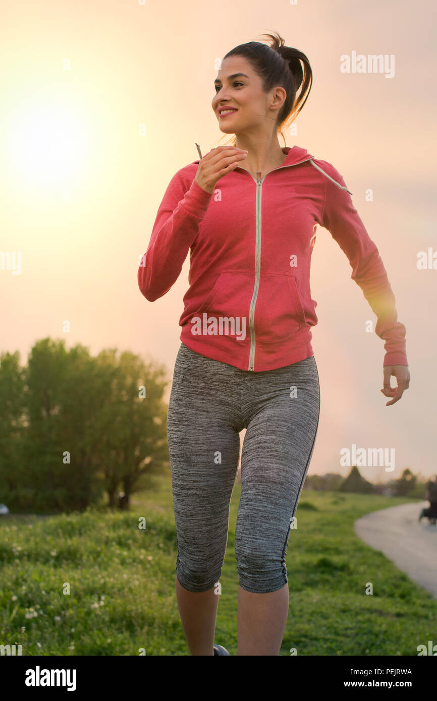 Schöne junge Frau in der Natur laufen Stockfoto