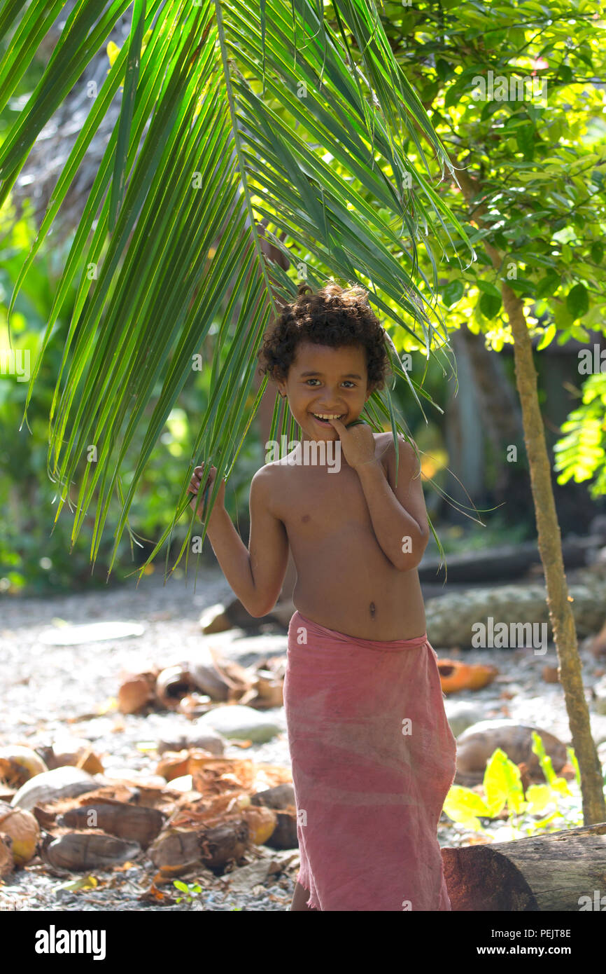 Nahe Hazong, 10, zeigt sein Lächeln unter einer Kokospalme bei Erstmusterprüfungen Insel, die Föderierten Staaten von Mikronesien, Dez. 8, 2015 während des Betriebs Weihnachten Drop 2015. Fais Island ist eine Koralle Insel im östlichen Karolinen Inseln im Pazifischen Ozean, und bildet eine legislative Bezirk in Yap Staat in der FSM. Fais Island liegt etwa 54 km östlich von Ulithi Atoll und 156 Meilen nordöstlich von Yap. In diesem Jahr wird die erste trilaterale Ausführung, dass mit Unterstützung der Japan Air-Self Defence Force und der Royal Australian Air Force. (U.S. Air Force Foto von Osakabe Yasuo/Freigegeben) Stockfoto