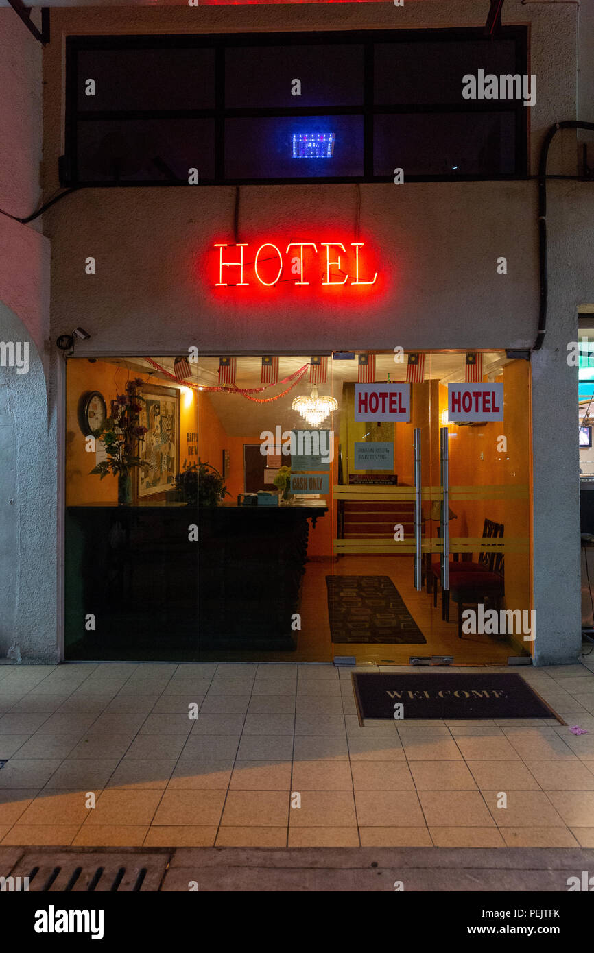 Fassade eines bescheidenen Hotel bei Nacht in Kuala Lumpur, Malaysia. Stockfoto