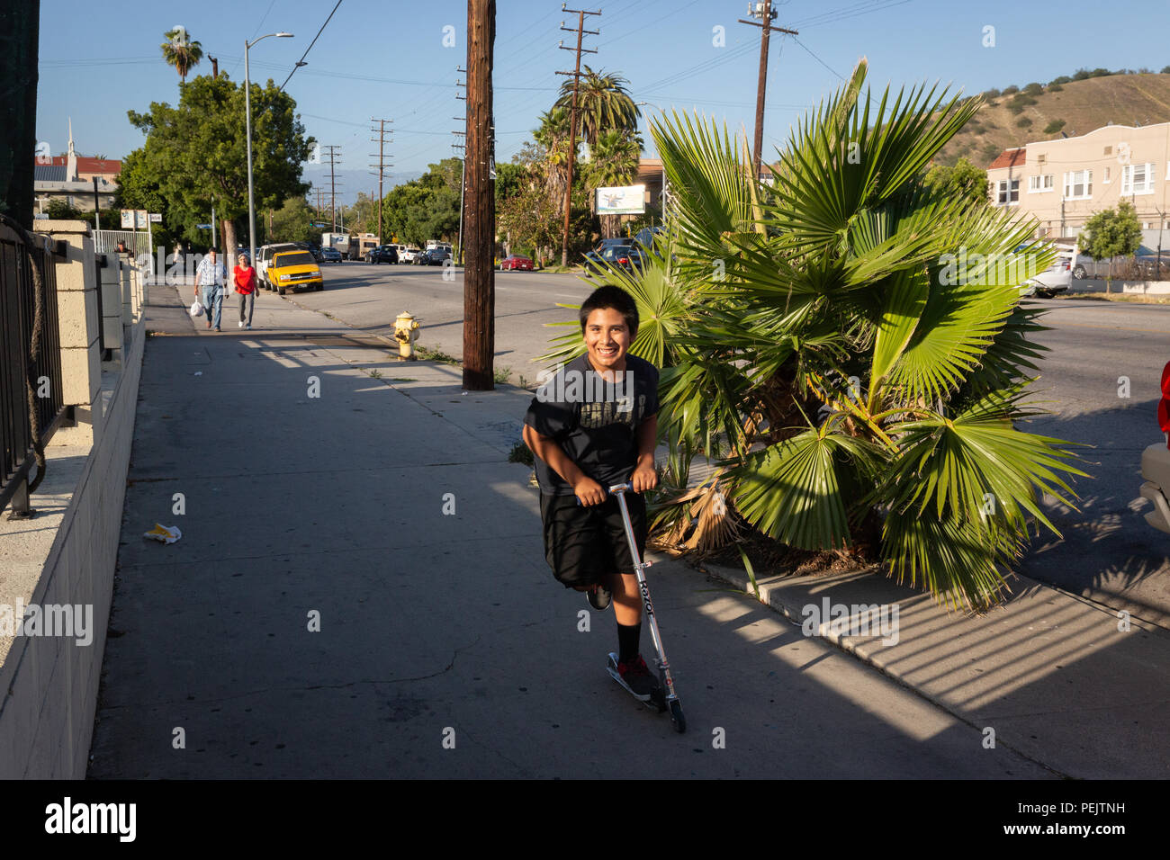 Junge auf Scooter auf Figueroa Street in der Nähe von Mount Washington Los Angeles, Kalifornien. Stockfoto
