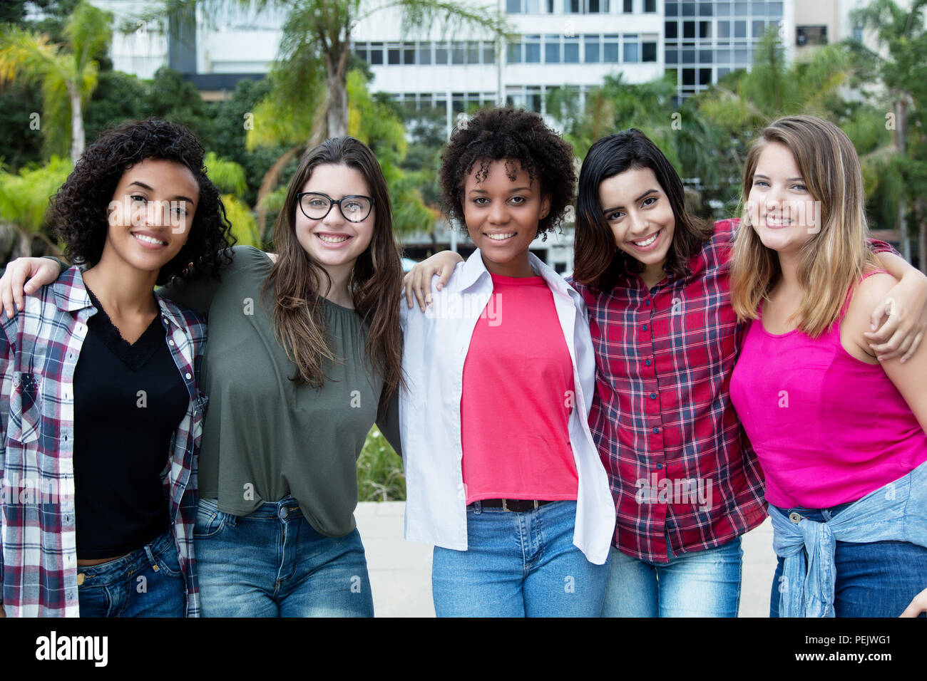 Gruppe von schönen lateinischen und kaukasische und afrikanische amerikanische Mädchen im Freien im Sommer in der Stadt Stockfoto