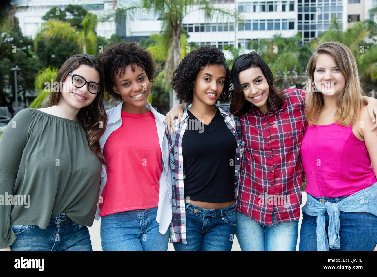 Gruppe von Latein und kaukasischen und afrikanische amerikanische Mädchen im Freien im Sommer in der Stadt Stockfoto