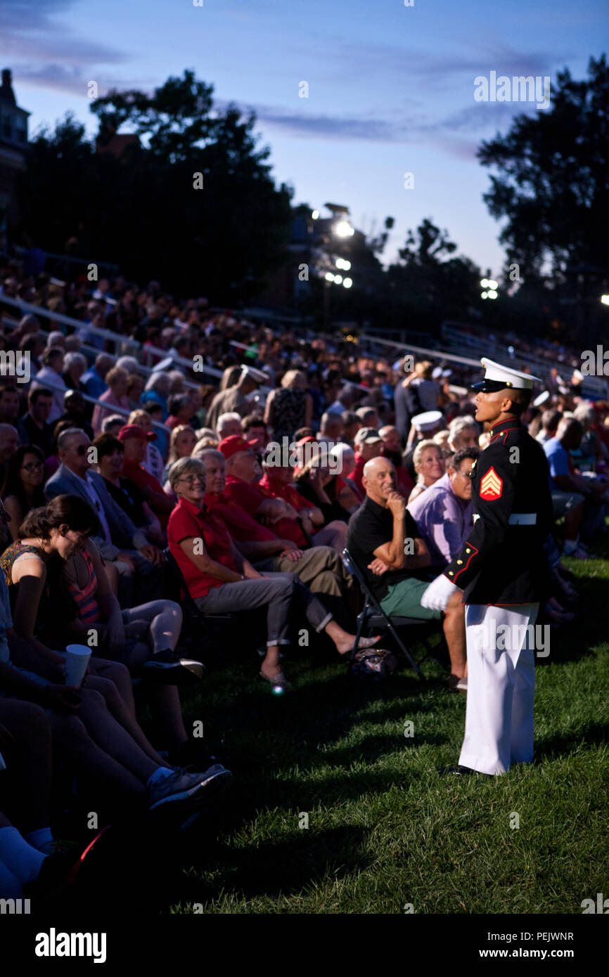 Ein US-Marine mit Marine Barracks Washington (MBW) spricht mit der Menge, bevor ein Abend Parade an der MBW, Washington, D.C., Aug 21., 2015. Der Herr Abgeordnete Andy Berke, Bürgermeister von Chattanooga; der Herr Abgeordnete Earl Anthony 'Tony' Reavley, Direktor des Hamilton County Emergency Services and Homeland Security; und der Herr Abgeordnete Fred Fletcher, Leiter der Polizei, Chattanooga Polizei-Abteilung, wurden die Gäste der Ehre für die Parade bei Marine Barracks Washington, D.C. und US Marine Corps Generalleutnant Richard S. Mühlen, Befehlshaber der Marine Reserve, Marine Nord, war das Hosting Offizielle. Am Abend P Stockfoto