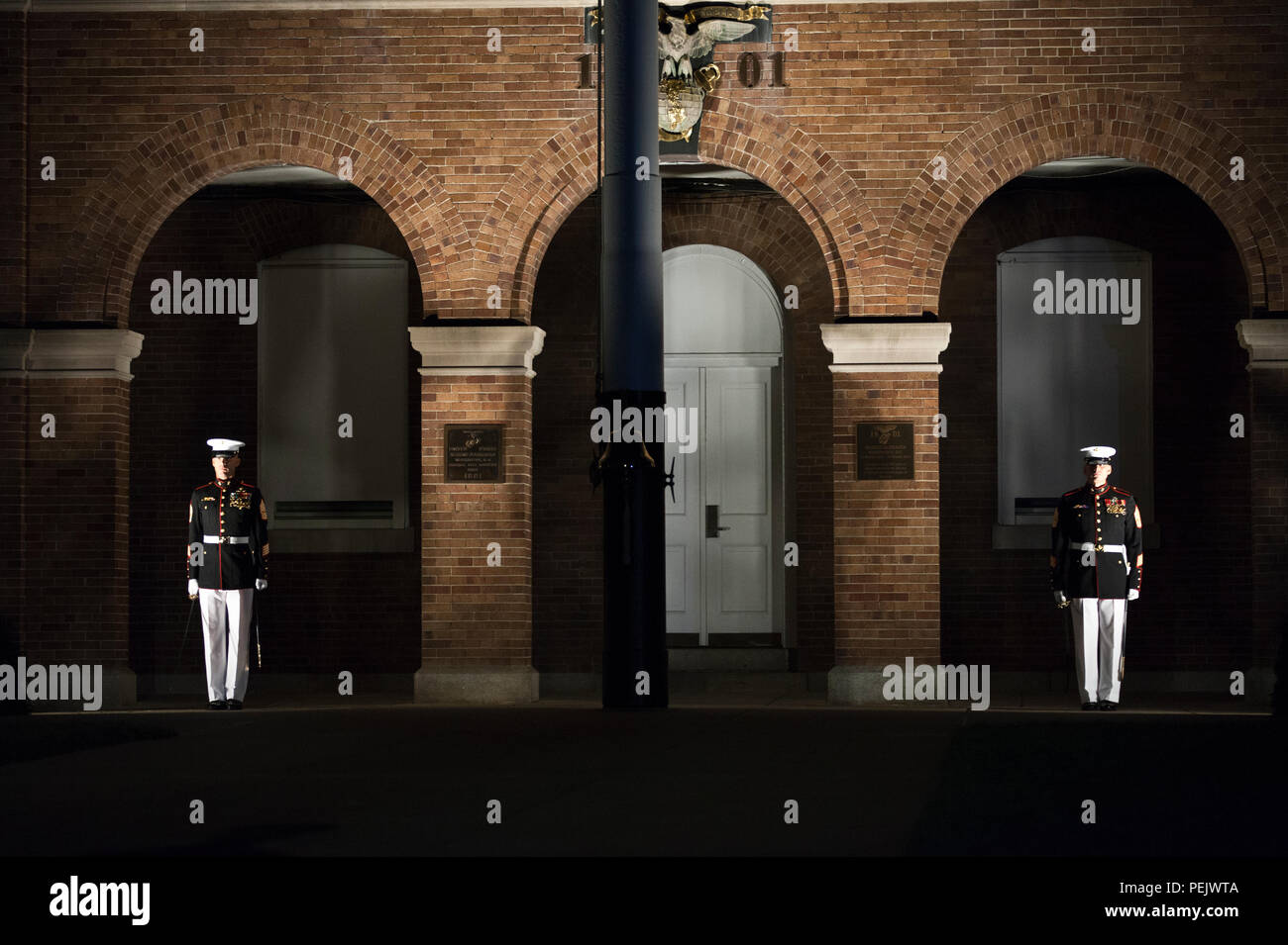 Us-Marines mit Marine Barracks Washington (MBW) durchführen, während ein Abend Parade an der MBW in Washington, D.C., Aug 28., 2015. Sgt. Jonathan W. Patrick und Lance Cpl. Kyle F. McDonald waren die Gäste der Ehre für die Parade, und Gen. Joseph F. Dunford, 36th Kommandant des Marine Corps, war das Hosting Offizielle. Am Abend Parade Sommer Tradition begann im Jahre 1934 und verfügt über die Stille Bohren Platoon, die US-Marine Band, das US Marine Corps Drum and Bugle Corps und zwei Marching unternehmen. Mehr als 3.500 Gäste nehmen an der Parade jede Woche. (U.S. Marine Corps Foto von Lance Cpl. Alex A. Q Stockfoto