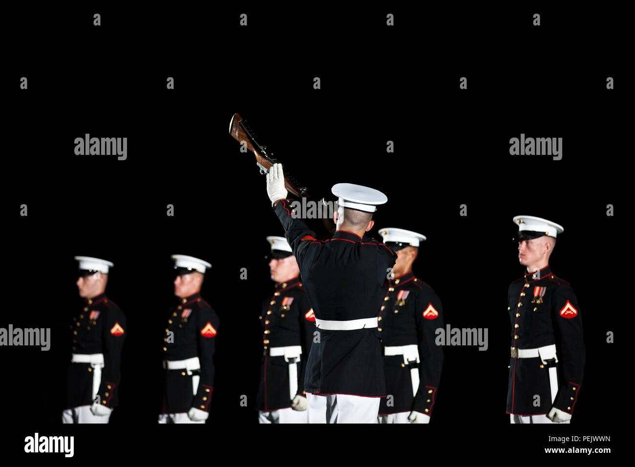 Das US Marine Corps leise Bohren Platoon, der während einer Parade am Abend bei Marine Barracks Washington in Washington, D.C., Aug 28., 2015. Sgt. Jonathan W. Patrick und Lance Cpl. Kyle F. McDonald waren die Gäste der Ehre für die Parade, und Gen. Joseph F. Dunford, 36th Kommandant des Marine Corps, war das Hosting Offizielle. Am Abend Parade Sommer Tradition begann im Jahre 1934 und verfügt über die Stille Bohren Platoon, die US-Marine Band, das US Marine Corps Drum and Bugle Corps und zwei Marching unternehmen. Mehr als 3.500 Gäste nehmen an der Parade jede Woche. (U.S. Marine Corps Foto von lanc Stockfoto