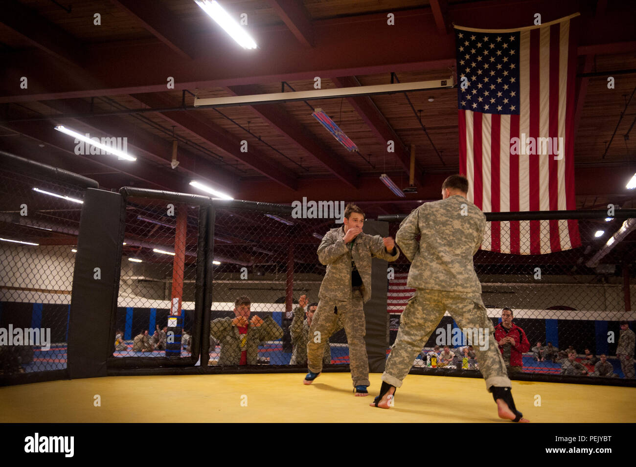 Die Mitglieder der U.S. Army Alaska Combatives Team go head-to-head in einem warmen Kampf Dez. 3, 2015 an der Arktis Krieger kämpferisch Akademie am Joint Base Elmendorf-Richardson, Alaska. Dies ist das erste Mal, dass US-Armee Alaska eingeladen wurde in Fort Bragg geöffneten Einladungs Combatives Turnier teilzunehmen. (U.S. Armee Foto/Sachel Harris) Stockfoto