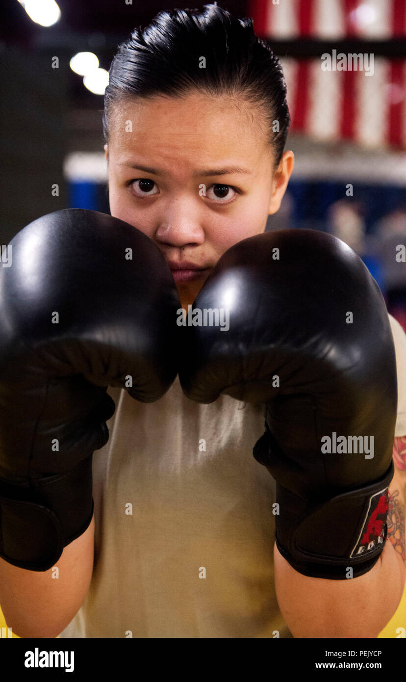 Spc. Ericka Bernardo wartet auf Warm-ups zu beginnen, Dez. 3, 2015, in gemeinsamen Basis Elmendorf-Richardson, Alaska. Bernado ist die einzige Frau auf die Armee der USA Alaska Combatives Team. (U.S. Armee Foto/Sachel Harris) Stockfoto