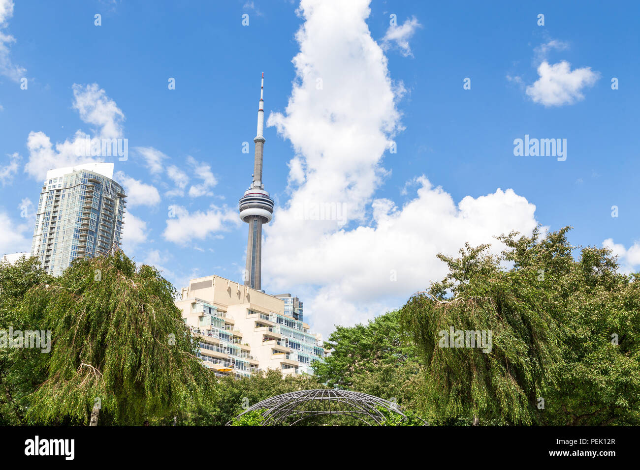 TORONTO, ONTARIO, Kanada - 09.Juli 2016: Die Oberseite der CN Tower und die umliegenden Wohnhäuser in der Innenstadt von Toronto. Stockfoto