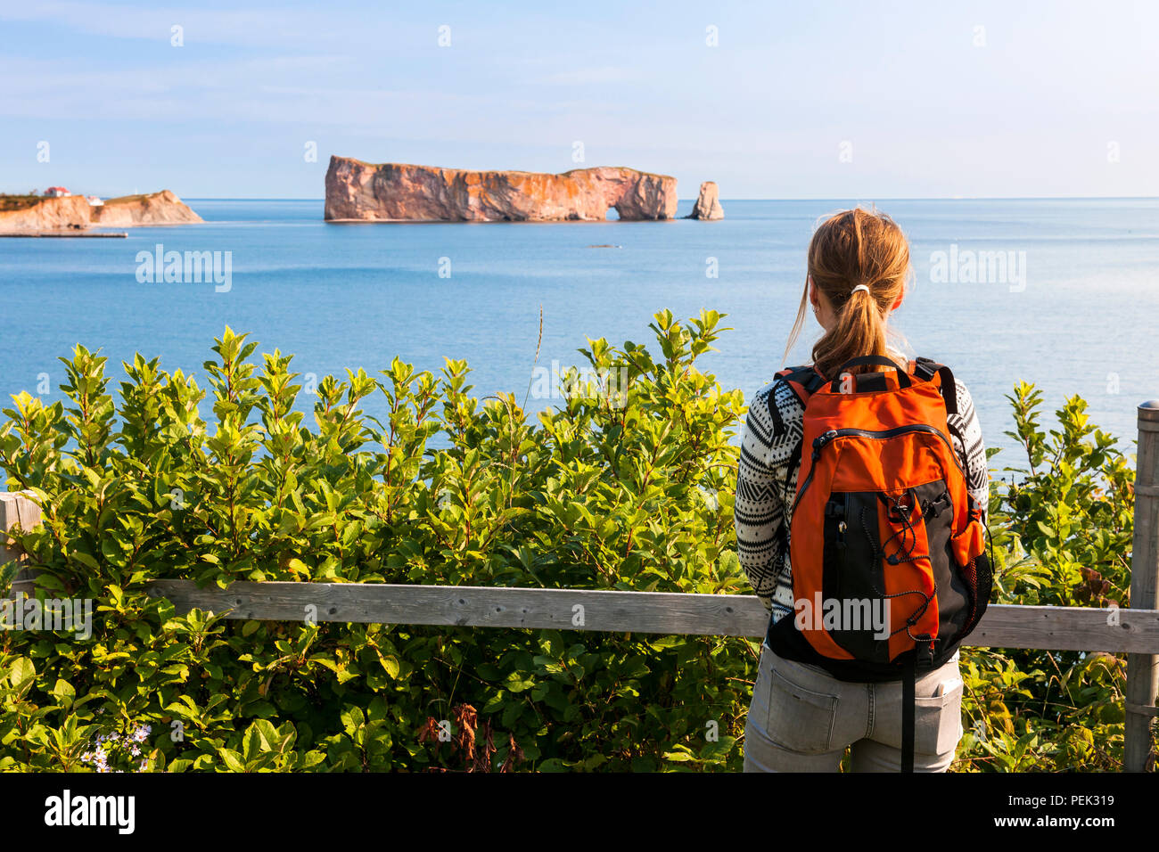 Junge touristische Frau mit Rucksack genießen Percé Rock Blick von Gaspe Halbinsel in Quebec, Kanada Stockfoto
