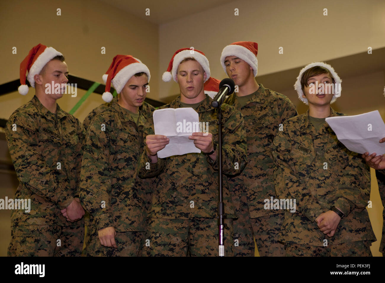 Studenten der Marine Corps Combat Service Support Schulen (MCCSSS) singen Weihnachtslieder während des MCCSSS Baum Beleuchtung Zeremonie an Bord Camp Johnson, N.C., Dez. 3, 2015 statt. In den Dienst derer, die in der Vergangenheit, der Gegenwart und der Zukunft zu ehren, und die Weihnachtszeit zu feiern, MCCSSS durchgeführt, um die jährlichen Beleuchtung der Weihnachtsbaum. (U.S. Marine Corps Combat Kamera Foto von Cpl. Laura Mercado/freigegeben) Stockfoto