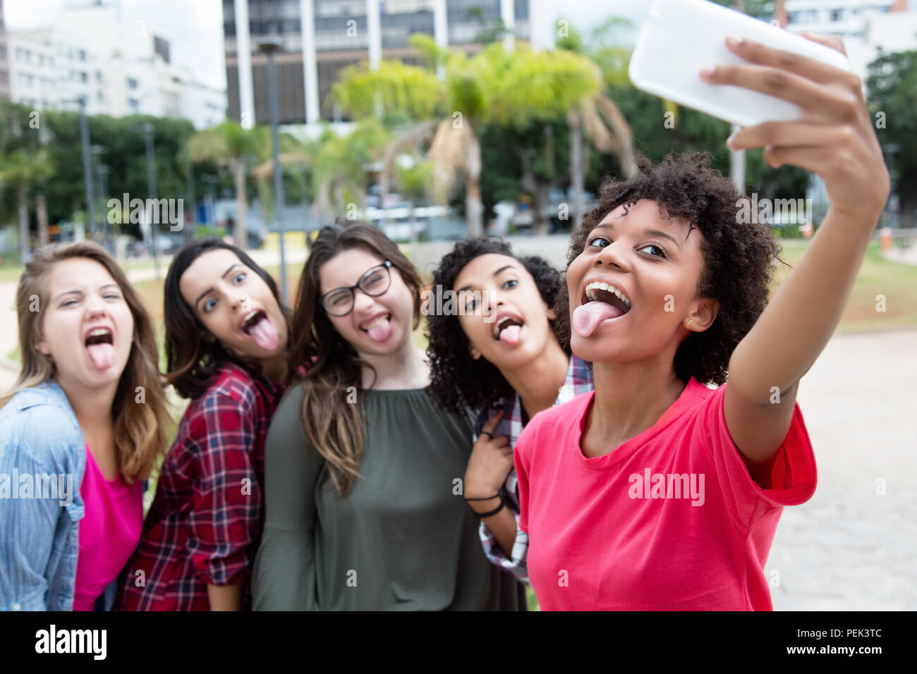 Group Smiling Teen Girls Taking Fotos Und Bildmaterial In Hoher Auflösung Alamy 