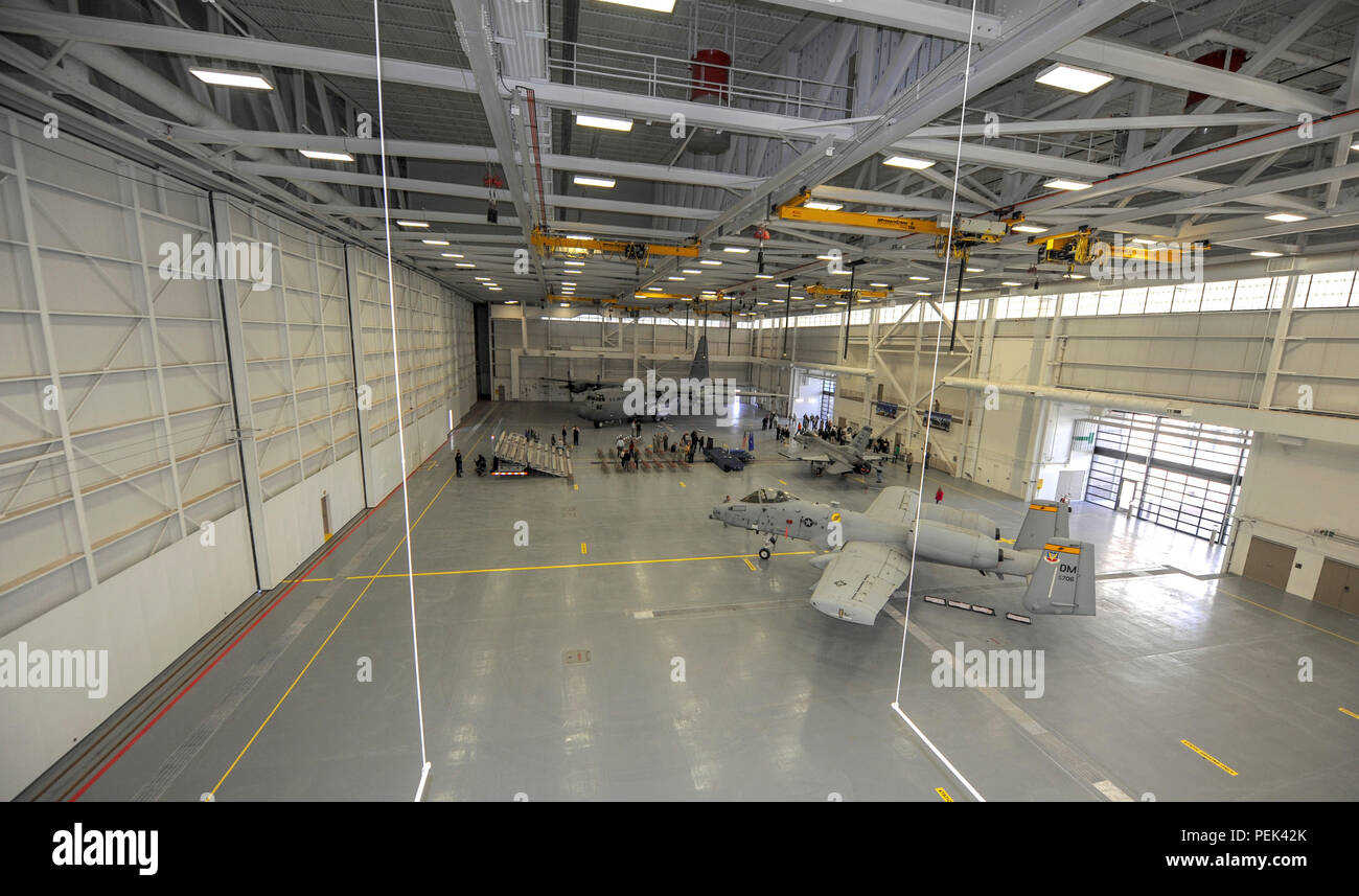 Die neuen 309th Aerospace Wartung und Regeneration Gruppe Wartungshalle wurde während einer Ribbon Cutting in Davis-Monthan Air Force Base, Ariz., Dez. 7, 2015 vorgestellt. Die $ 25 Mio., 76,746-square-foot high-bay Hangar wird eine Vielzahl von Flugzeugen für Wartung, Reparatur und Inspektion für zukünftige Regeneration in Unterstützung des Departements für Verteidigung, Behörden und ausländischen Verbündeten. (U.S. Air Force Foto von älteren Flieger Chris Massey/Freigegeben) Stockfoto