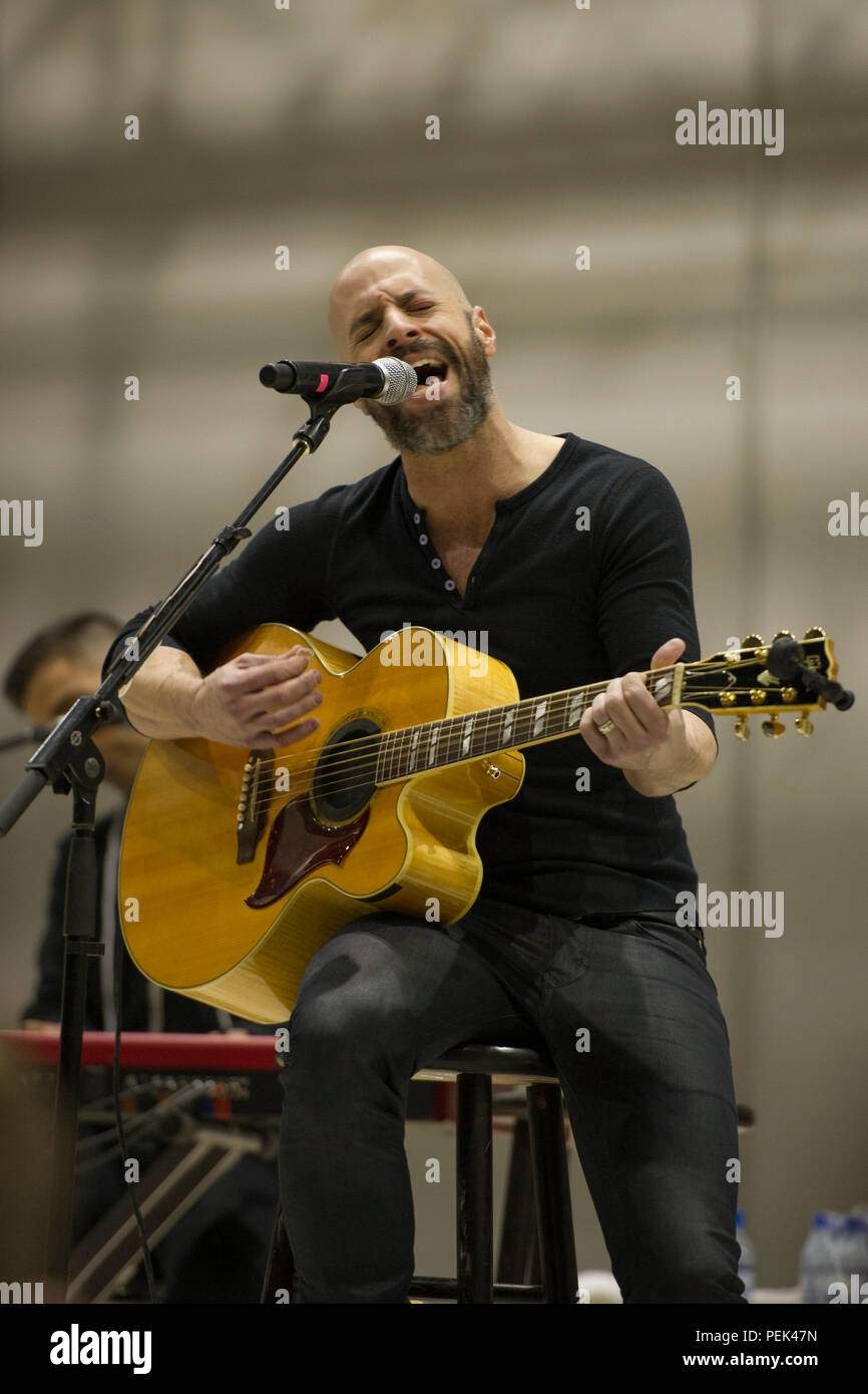 Musiker Chris Daughtry führt für Service Mitglieder in Bagram Air Field, Afghanistan, während eines USO urlaub Truppenbesuch, Dez. 8, 2015. Die Aufstellung für die stand auch Schauspielerin Elizabeth Banks, Schauspieler Sydney Castillo, Boston Red Sox Pitcher Heide Hembree und Steven Wright und mehr. (U.S. Air Force Foto von Tech. Sgt. Robert Cloys/Freigegeben) Stockfoto