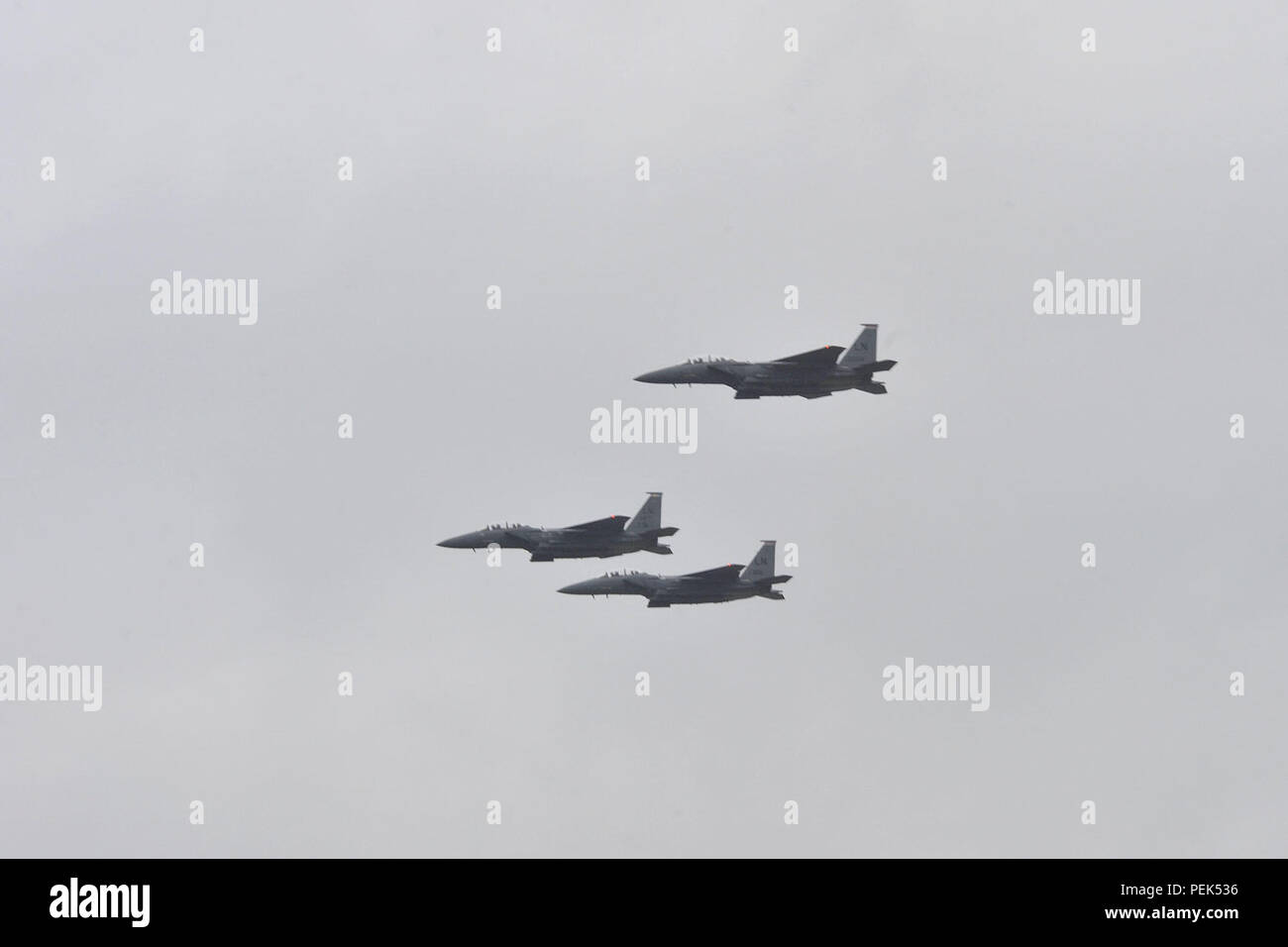 Us Air Force F-15 Eagle Piloten auf der 48th Fighter Wing einen vorbeiflug während der 74Th Pearl Harbor Gedenkfeier an RAF Molesworth, Großbritannien, 7. Dezember 2015 durchführen. Die Zeremonie eine Kranzniederlegung und eine Bildung salute wie die Flugzeuge flogen. (U.S. Air Force Foto: Staff Sgt. Ashley Tyler/Freigegeben) Stockfoto