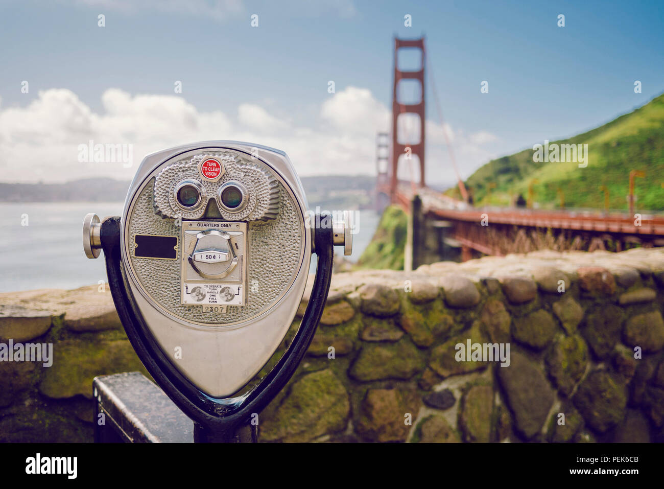 Blick auf die Golden Gate Bridge zu Binocular Viewer Stockfoto