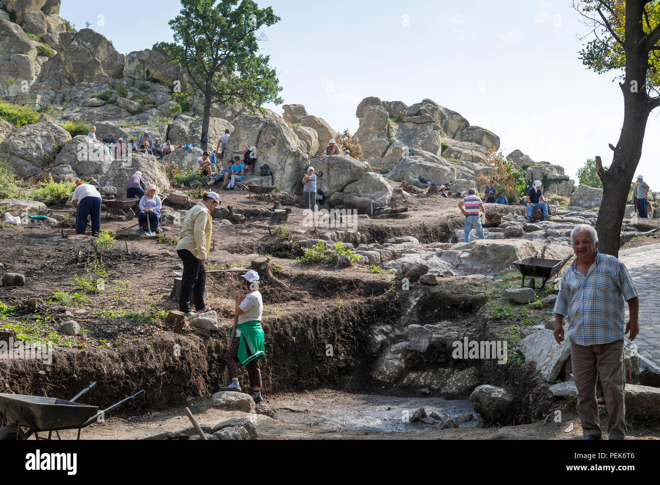 Arbeiter graben an antiken Ausgrabungsstätte mit Thrakischen und Griechische Reste von Perperikon, Kardschali Provinz, Bulgarien: Stockfoto