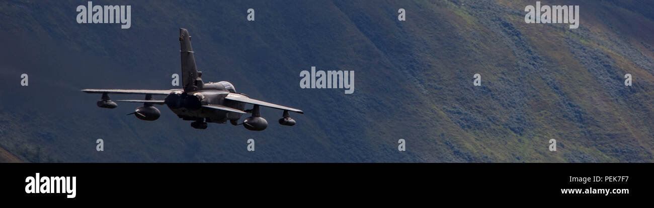 Tornado GR4 Fliegen Vergangenheit Mach Loop über zum Llyn Mwyngil Stockfoto