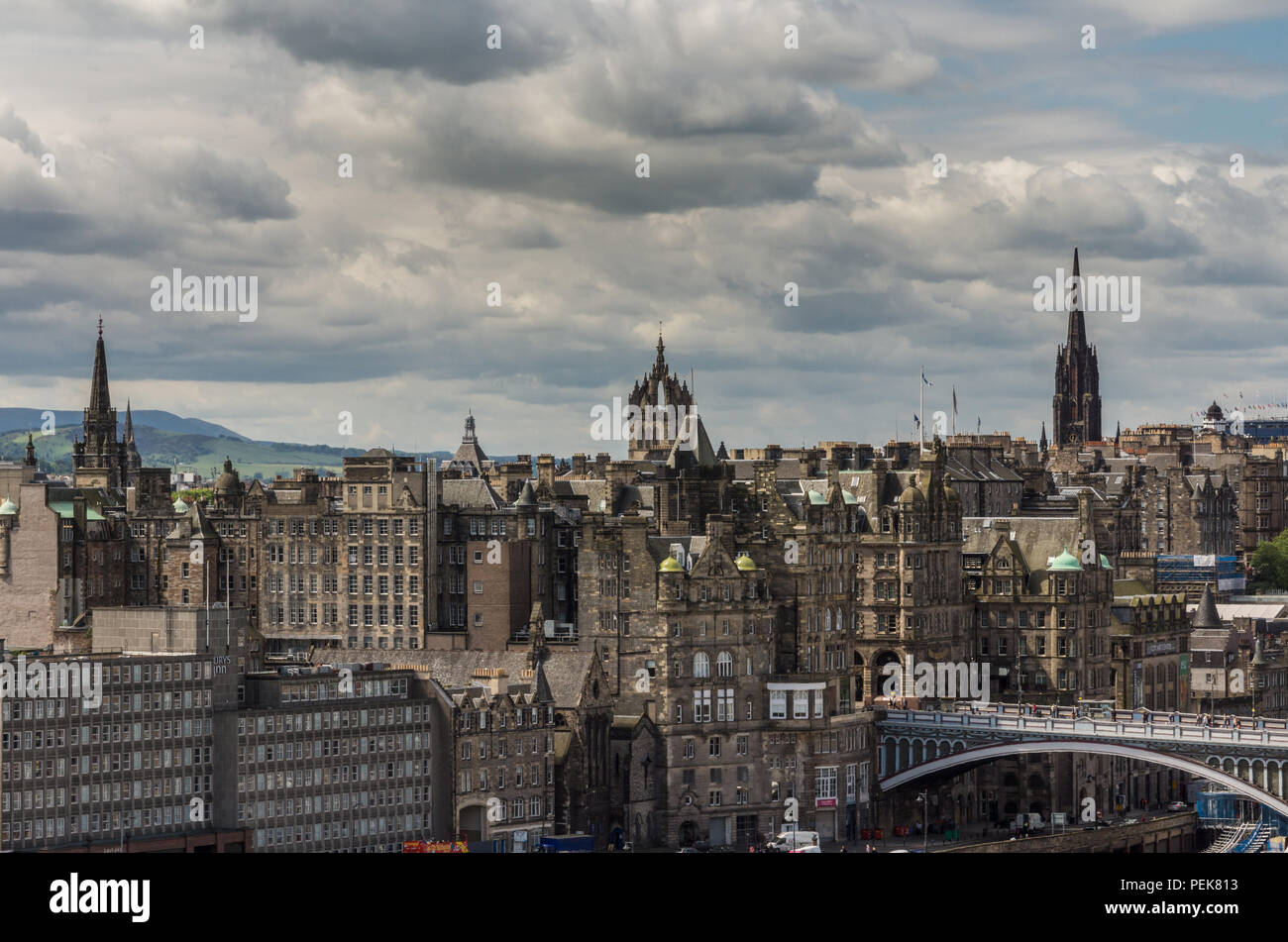 Edinburgh, Schottland, Großbritannien, 13. Juni 2012: Auf der Suche von Calton Hill im Norden Brücke und der Altstadt zeigt viele braune Gebäude und Türme unter Himmel Stockfoto