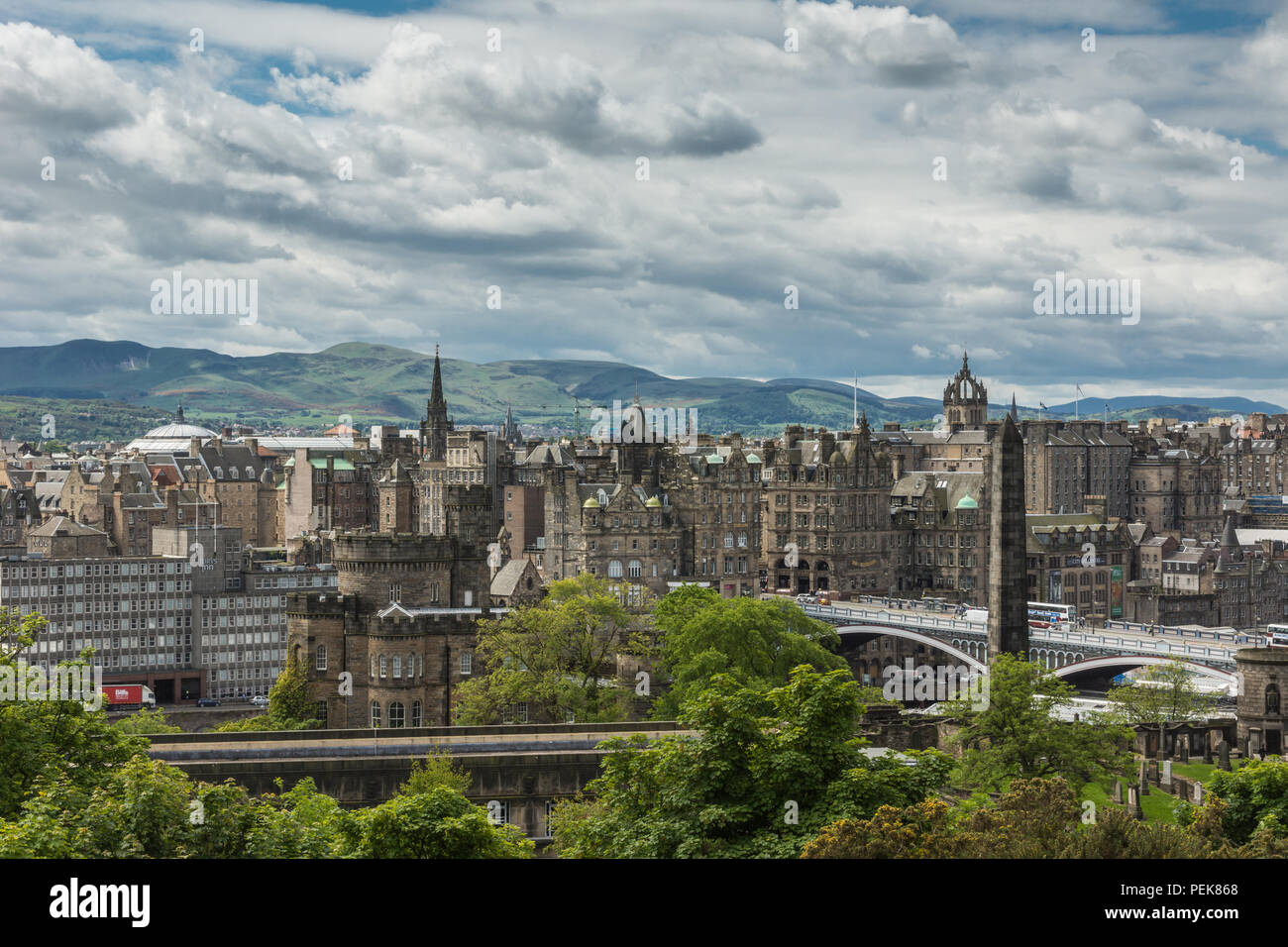 Edinburgh, Schottland, Großbritannien, 13. Juni 2012: Auf der Suche von Calton Hill im Norden Brücke und der Altstadt zeigt viele braune Gebäude und Türme unter Himmel Stockfoto