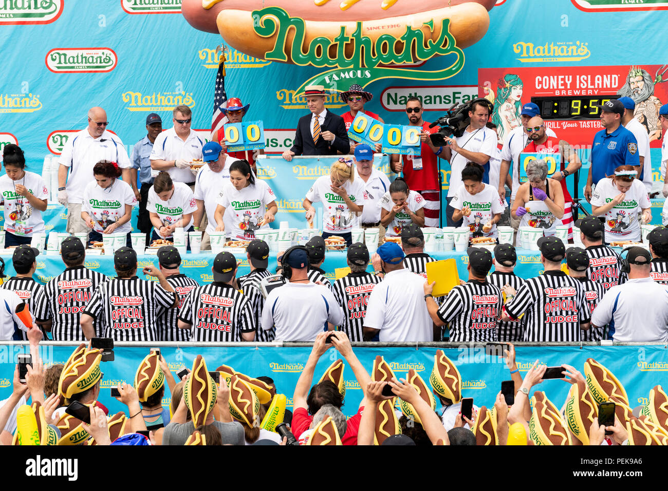 Miki Sudo (blonde Haare, in die Mitte) gegessen und Brötchen 37 Hot Dogs in zehn Minuten die Women's Division der 2018 Nathan's berühmten International zu gewinnen. Stockfoto