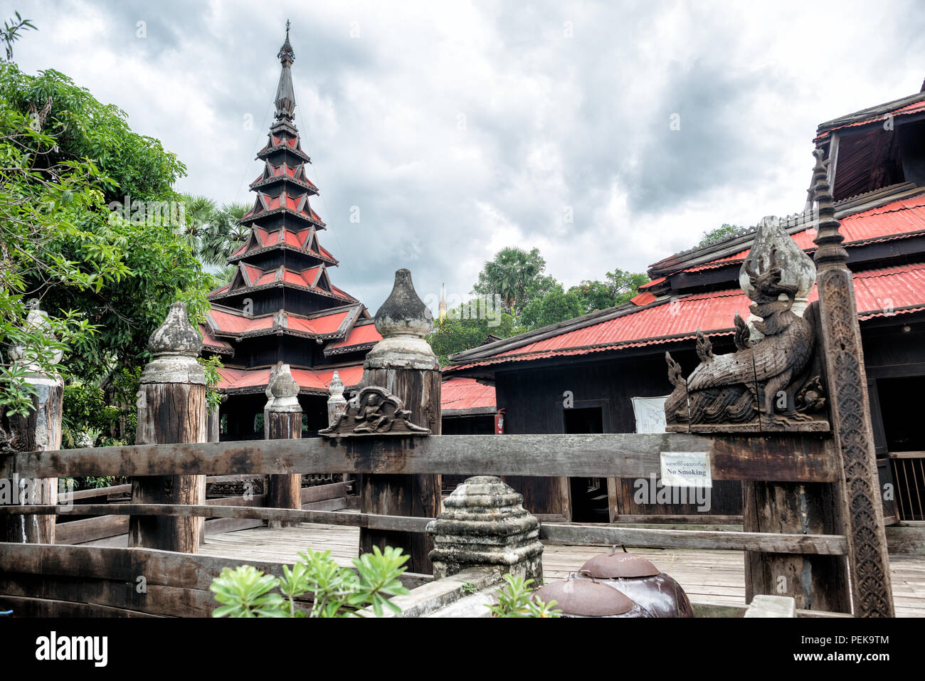 INWA (AVA), Myanmar - Bagaya Kloster (Bagaya Kyaung) wurde 1834 während der Herrschaft von König Bagyidaw erbaut. Er besteht vollständig aus Teakholz, mit 267 riesigen Teakholzpfählen, von denen der größte 60 m hoch und 9 m Umfang ist. Es liegt in der alten königlichen Hauptstadt von Inwa (Ava), nicht weit von Mandalay. Stockfoto