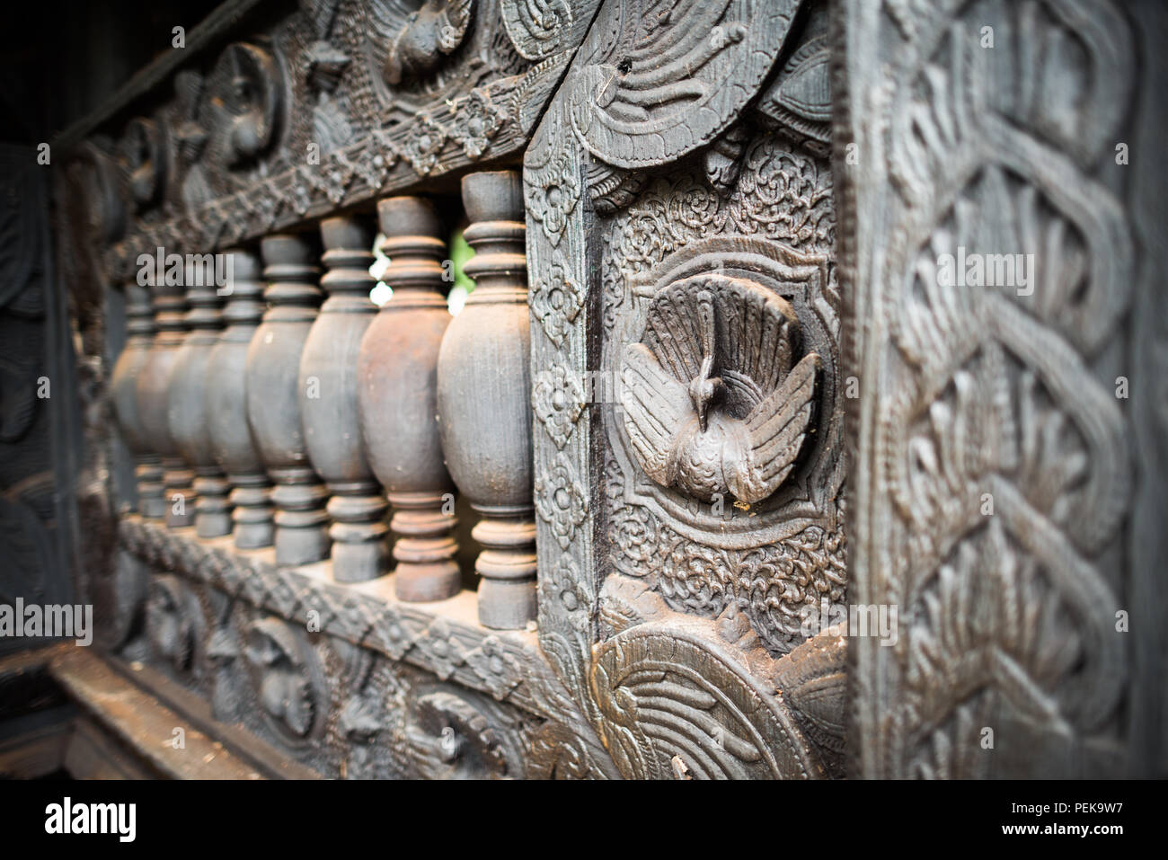 INWA (AVA), Myanmar – komplexe Holzschnitzereien in Teakholz schmücken das Bagaya-Kloster in Inwa, Myanmar. Das Kloster Bagaya (auch bekannt als Bagaya Kyaung) wurde 1834 während der Herrschaft von König Bagyidaw erbaut. Er besteht vollständig aus Teakholz, mit 267 riesigen Teakholzpfählen, von denen der größte 60 m hoch und 9 m Umfang ist. Es liegt in der alten königlichen Hauptstadt von Inwa (Ava), nicht weit von Mandalay. Stockfoto