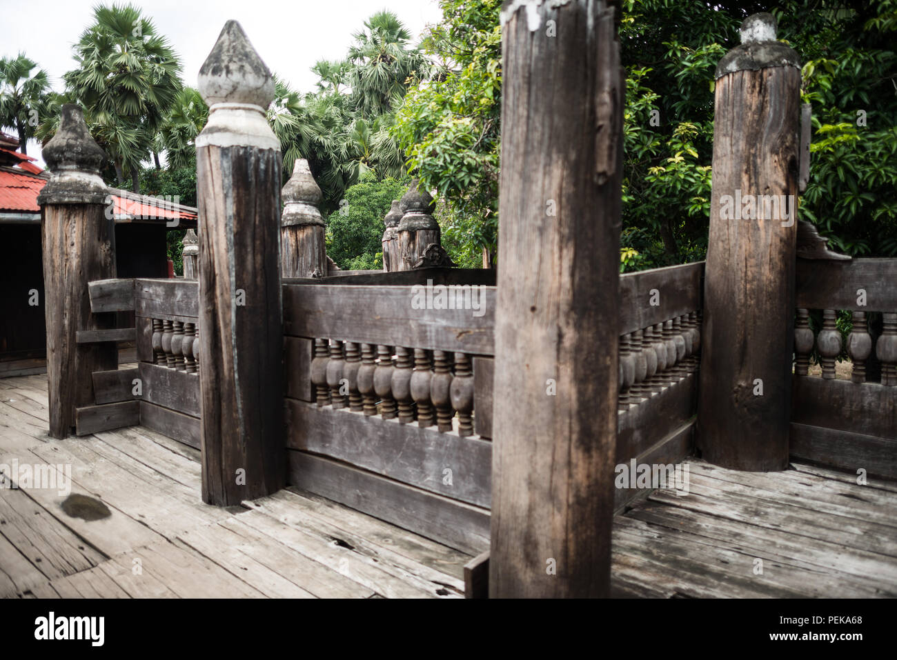 INWA (AVA), Myanmar - Bagaya Kloster (Bagaya Kyaung) wurde 1834 während der Herrschaft von König Bagyidaw erbaut. Er besteht vollständig aus Teakholz, mit 267 riesigen Teakholzpfählen, von denen der größte 60 m hoch und 9 m Umfang ist. Es liegt in der alten königlichen Hauptstadt von Inwa (Ava), nicht weit von Mandalay. Stockfoto