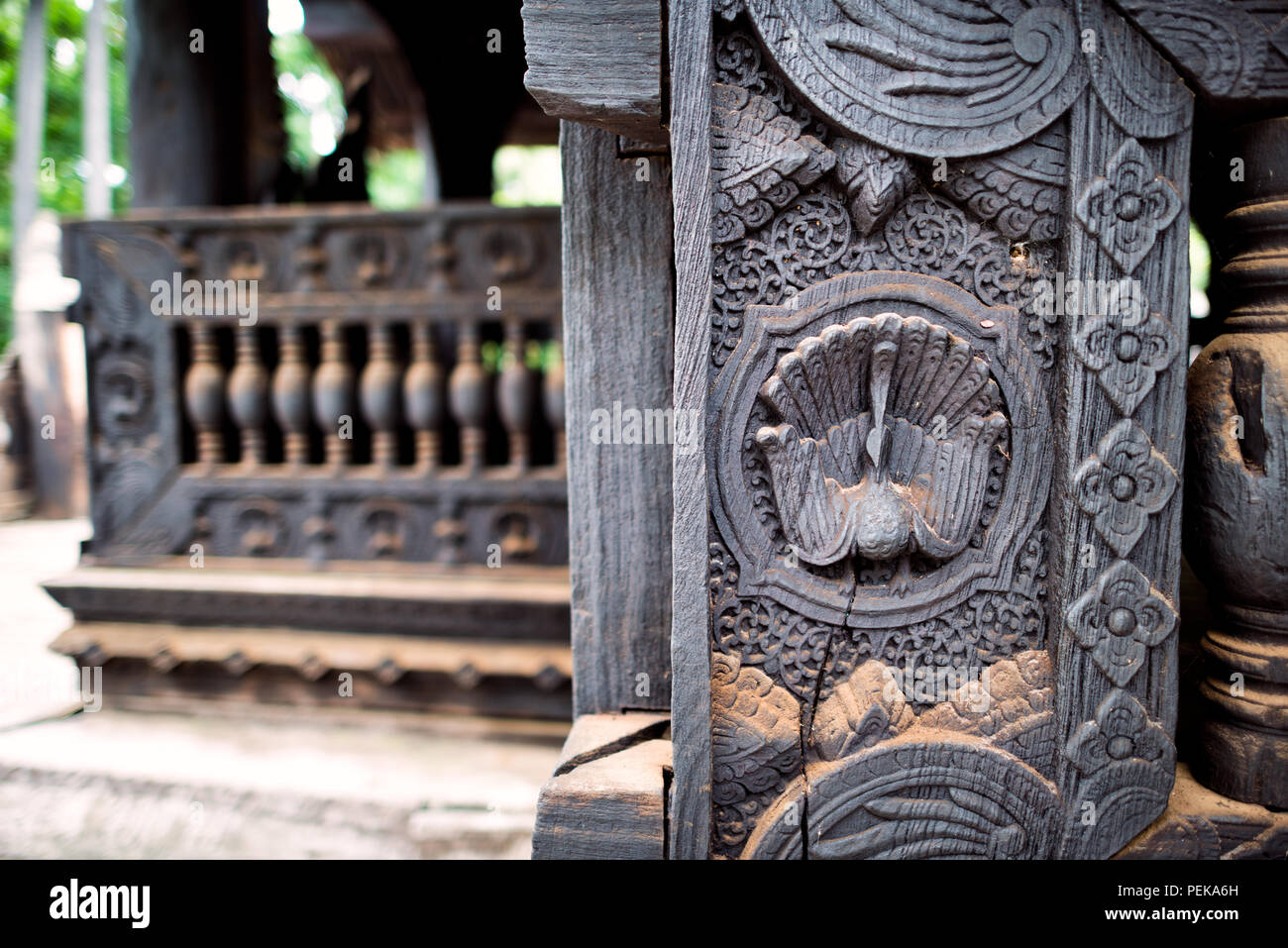 INWA (AVA), Myanmar – komplexe Holzschnitzereien in Teakholz schmücken das Bagaya-Kloster in Inwa, Myanmar. Das Kloster Bagaya (auch bekannt als Bagaya Kyaung) wurde 1834 während der Herrschaft von König Bagyidaw erbaut. Er besteht vollständig aus Teakholz, mit 267 riesigen Teakholzpfählen, von denen der größte 60 m hoch und 9 m Umfang ist. Es liegt in der alten königlichen Hauptstadt von Inwa (Ava), nicht weit von Mandalay. Stockfoto