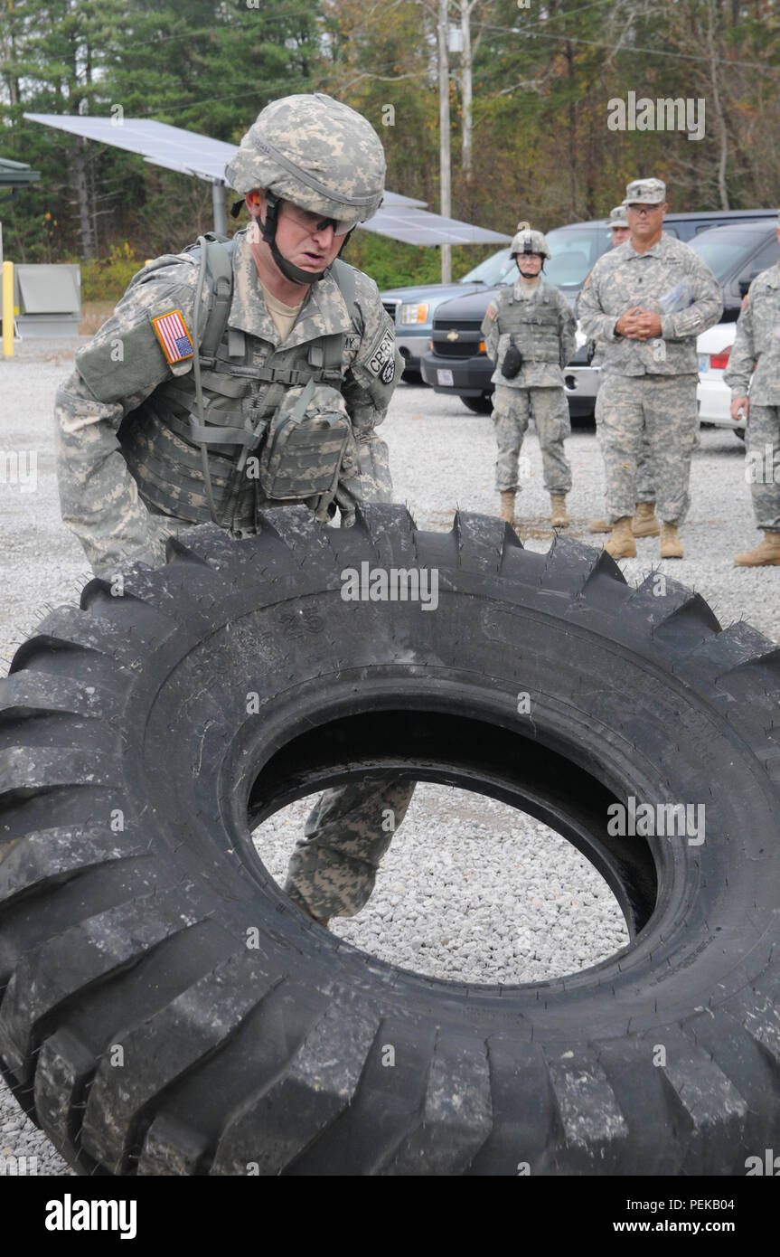 Kentucky National Guard 1 Sgt. Josh Baker, 299Th Chemical Company first Sergeant, Belastungen ein Reifen als Teil des Stress zu Flip-Feuer Hindernislauf für die besten Krieger Wettbewerb 2016 Nov. 6 entwickelt. Baker war einer von vier älteren Unteroffiziere, die für den Titel Senior's Kentucky Guard NCO des Jahres an Wendell H. Ford regionalen Ausbildungszentrums in Greenville, Ky konkurrierten. (U.S. Army National Guard Foto von Sgt. 1. Klasse Gina Vaile-Nelson/133/MPAD KYARNG) Stockfoto