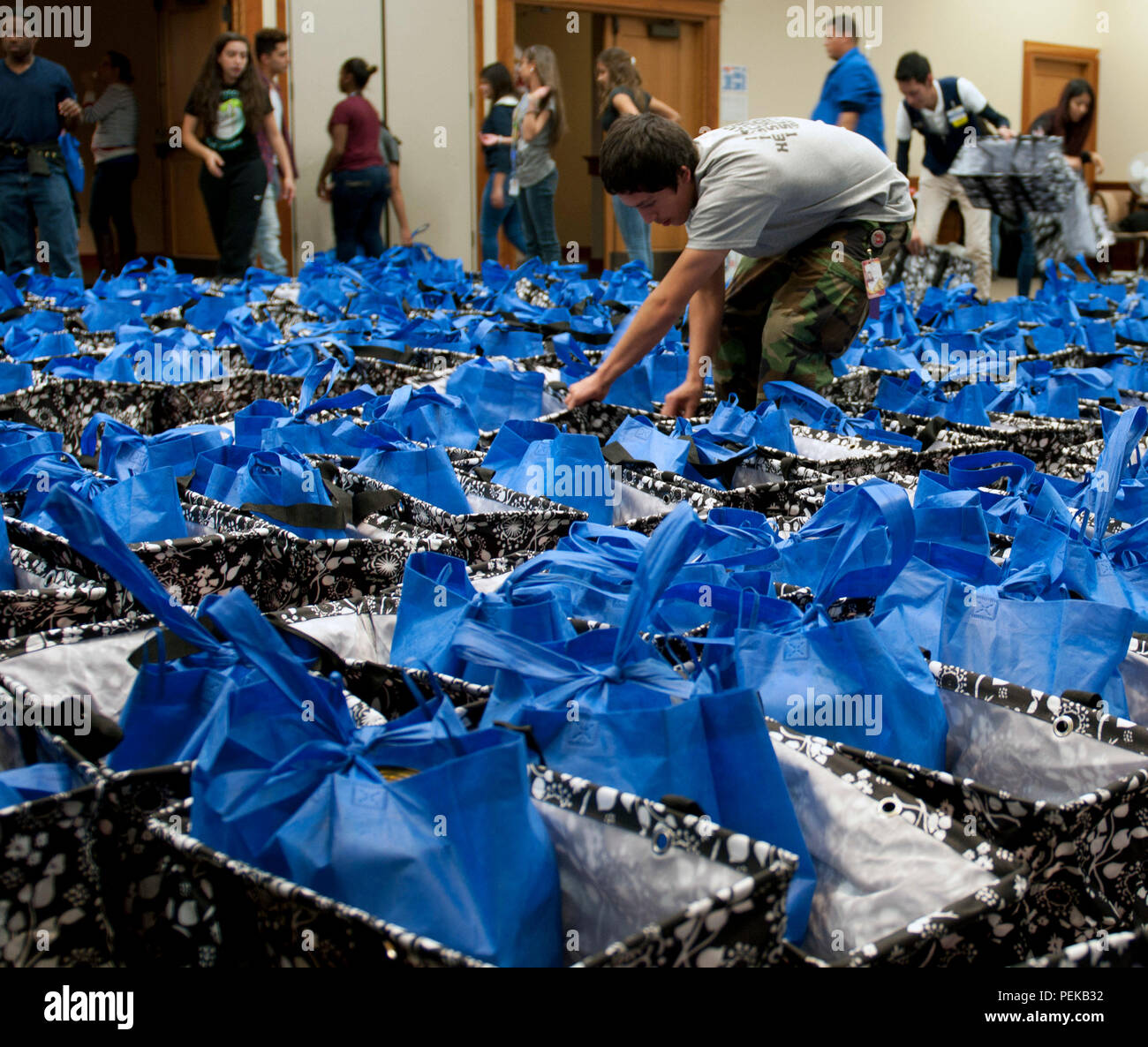 High School Freiwillige halfen dabei, gespendete Lebensmittel in Taschen für das Holiday Meals for Military-Programm der Operation Homefront im Family Resiliency Center in Fort Bliss, Texas, zusammenzufassen. Die Initiative bietet kostenlose Festmahlesets für Militärfamilien an und zielt darauf ab, Tausende von Kits über mehrere aktive Einrichtungen zu verteilen. Die Bemühungen konzentrieren sich auf die Unterstützung der Gemeinde, das Engagement freiwilliger Helfer und die logistische Koordination, um die Ziele der Urlaubshilfe zu erreichen. Stockfoto
