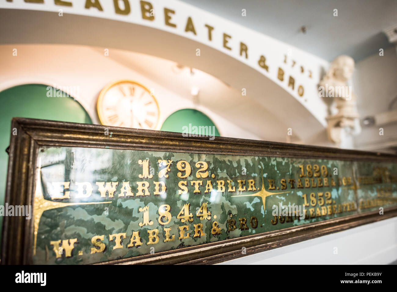 ALEXANDRIA, Virginia, Vereinigte Staaten – das historische Stabler-Leadbeater Apothecary Museum befindet sich in der South Fairfax Street, dessen Fassade aus dem 18. Jahrhundert ein Zeugnis des kolonialen Erbes der Altstadt von Alexandria ist. Im Inneren bieten Regale, die mit antiken Arzneiflaschen, Kräutern und pharmazeutischen Geräten gesäumt sind, einen Einblick in die frühen amerikanischen Heilpraktiken. Stockfoto