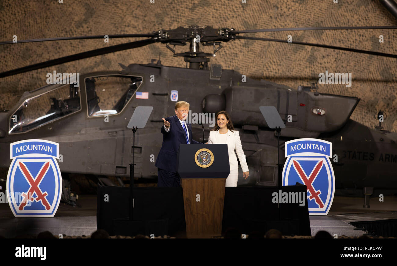 Us-Präsident Donald Trump stellt Kongressabgeordnete Elise Stefanik an Soldaten aus dem 10 Mountain Division von vor ein Apache Kampfhubschrauber bei einem Besuch der John McCain National Defense Authorization Act, den 13. August in Fort Drum, New York 2018 zu unterzeichnen. Stockfoto
