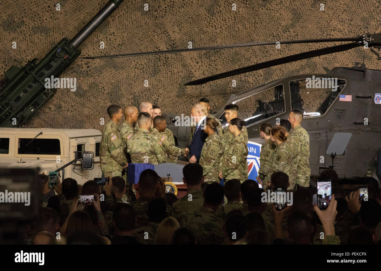 Us-Präsident Donald Trump grüßt Soldaten aus dem 10 Mountain Division von nach der John McCain National Defense Authorization Act August 13, 2018 Unterzeichnung in Fort Drum, New York. Stockfoto